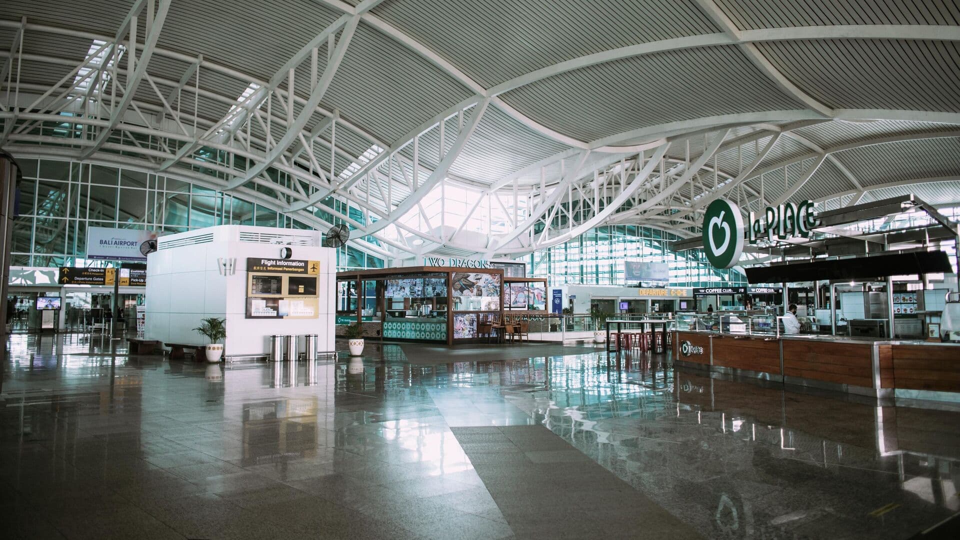 Российские туристы столкнулись с задержками рейсов с Бали