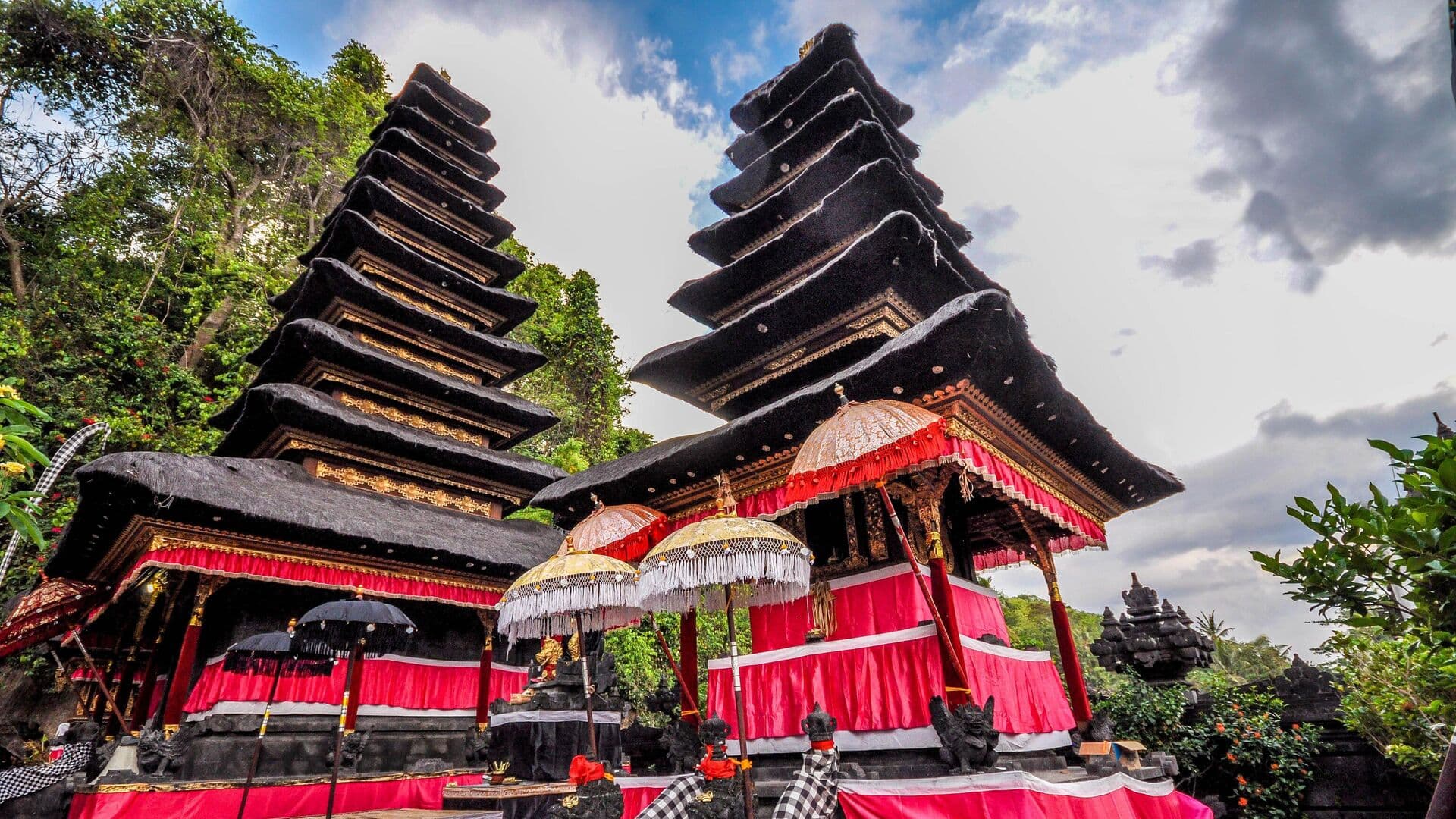 Губернатор Бали призвал туристов беречь святость курортного острова