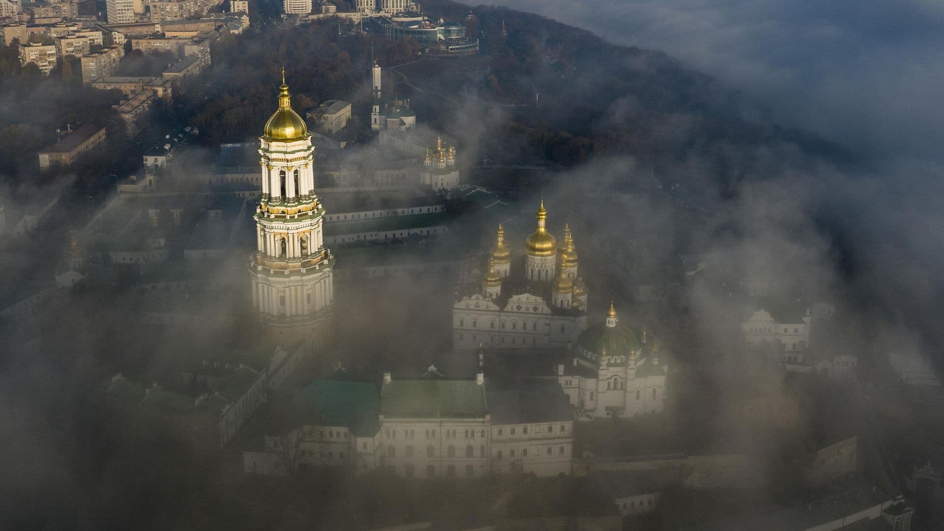Мощи святых в Киево-Печерской лавре накрыли вышиванками