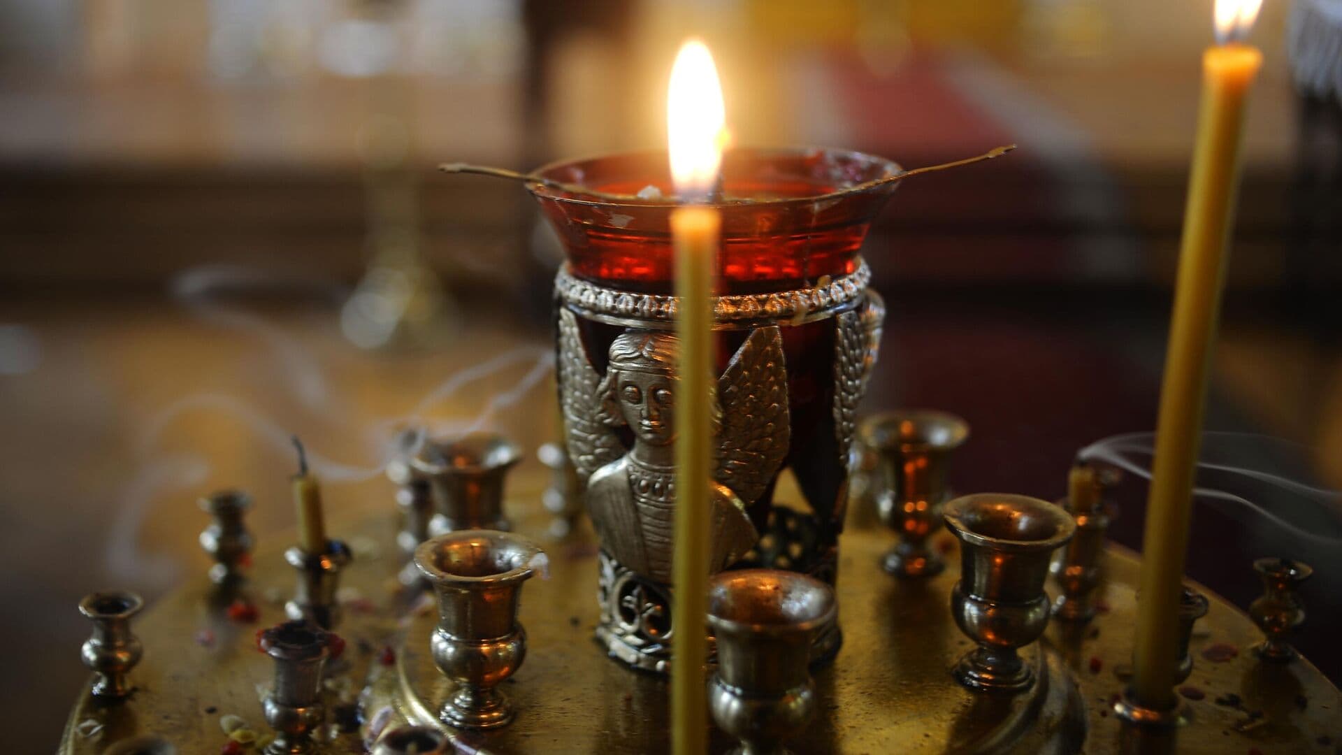 Священник рассказал, зачем в четверг берут домой огонь из храма