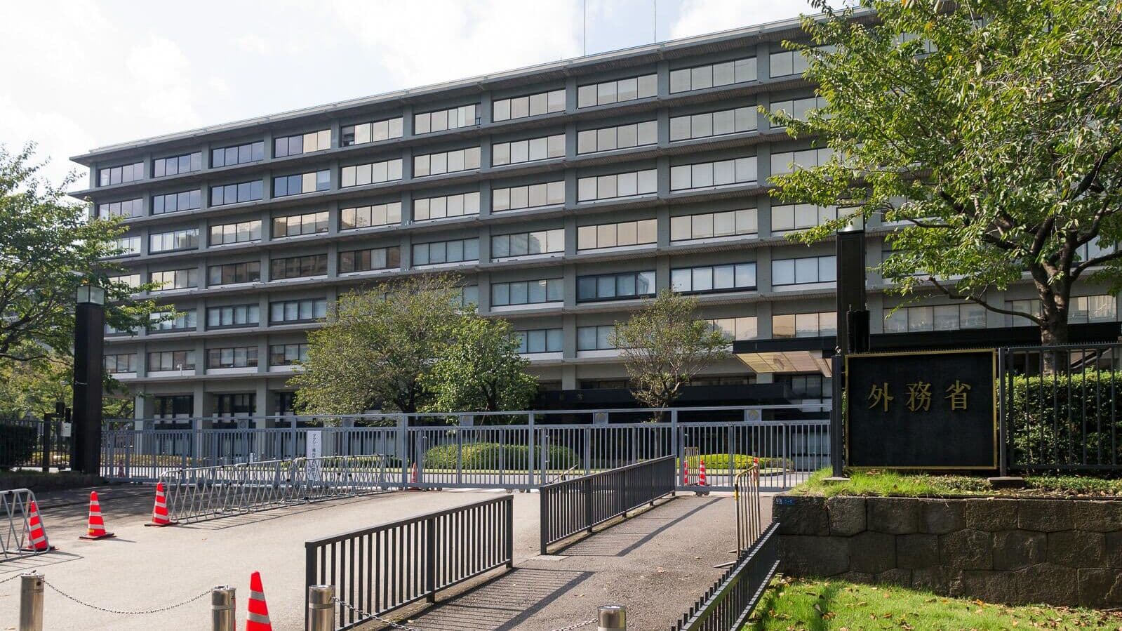 МИД Японии призвал граждан избегать приближения к военным объектам США