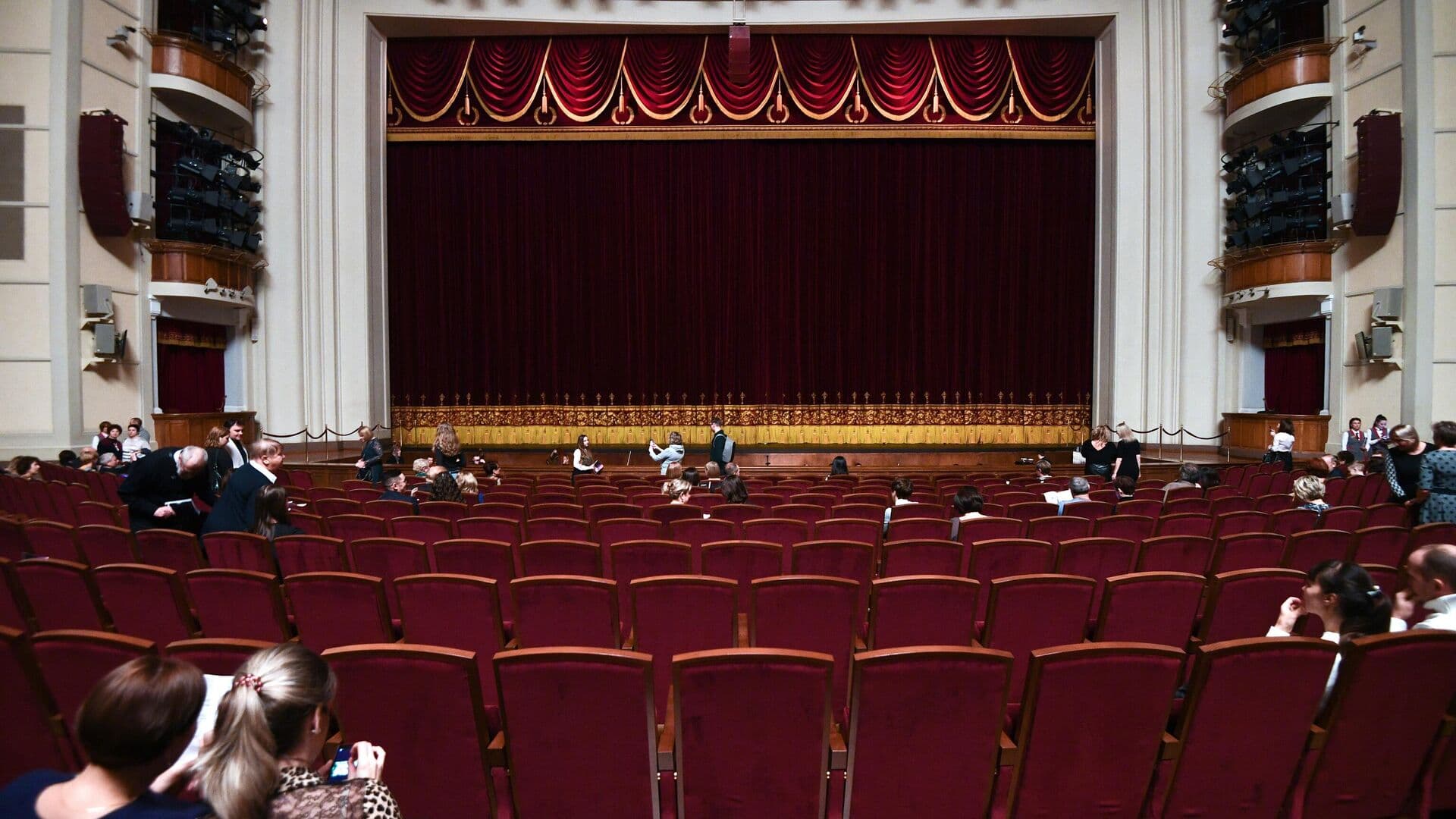 Барщевский выступил за введение дресс-кода в российских театрах