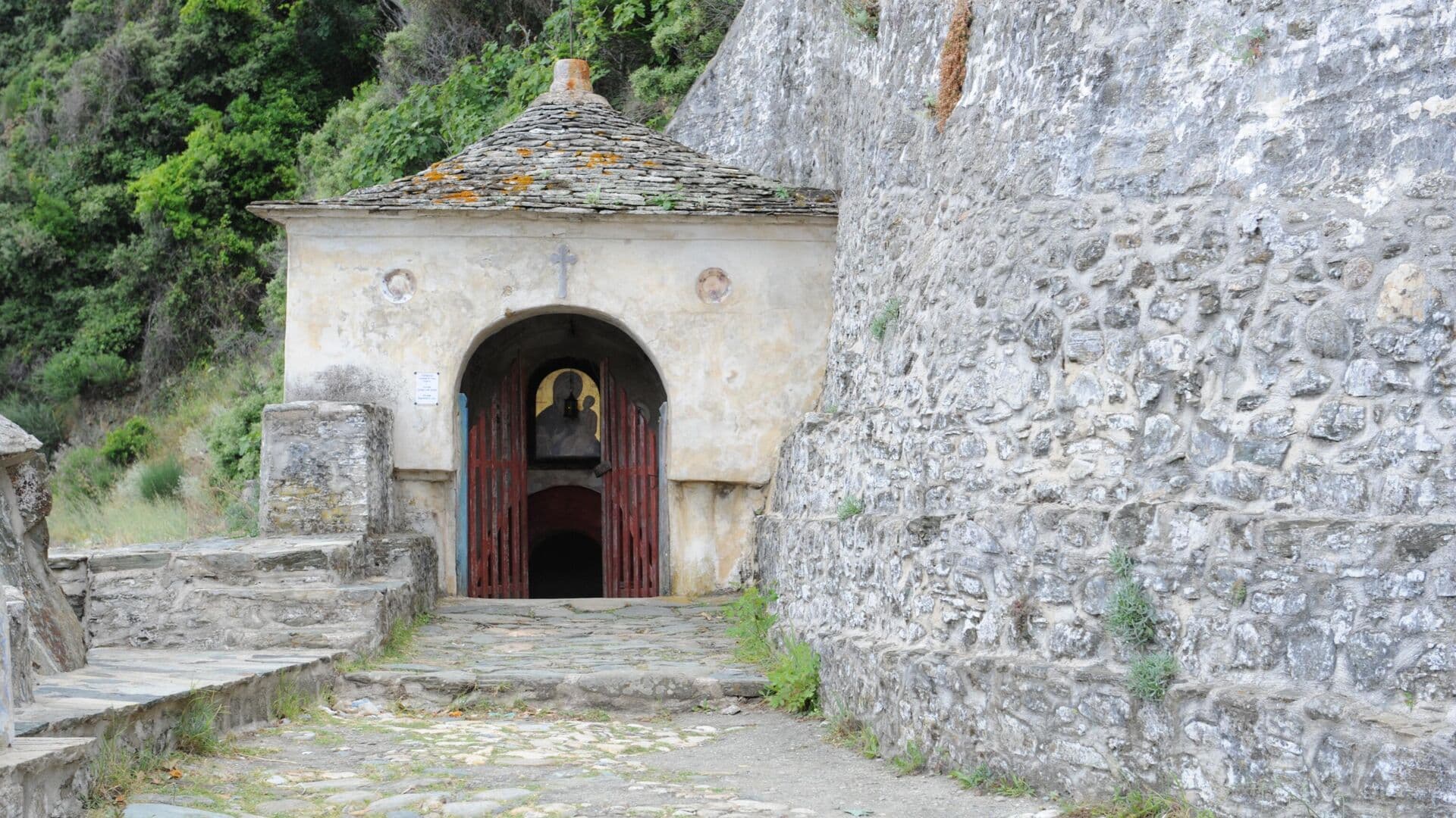 Землетрясение в Греции повредило здания монастырей на горе Афон