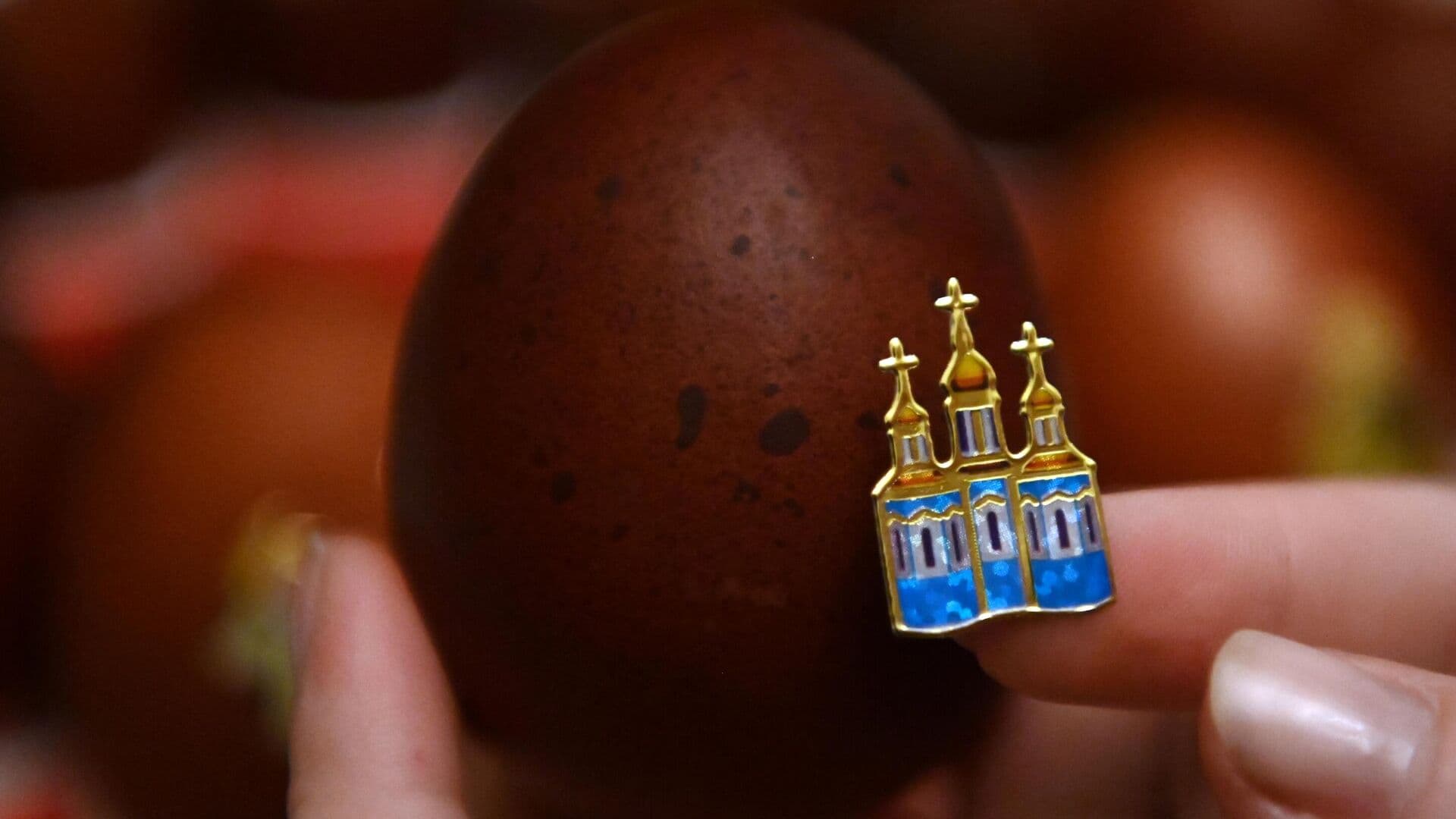 В РПЦ призвали не выбрасывать обертки со священными символами