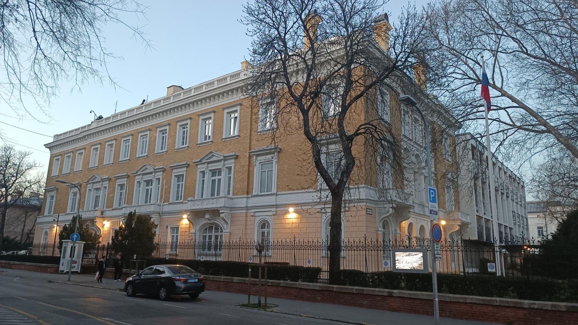 Посольство России в Венгрии продолжит работу