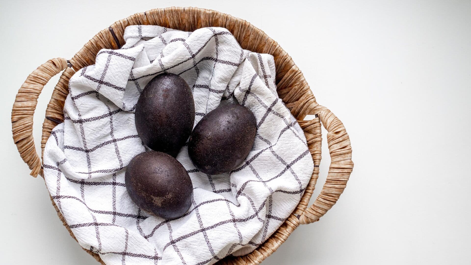 Как покрасить яйца к Пасхе вином: простой способ сделать мерцающие крашенки