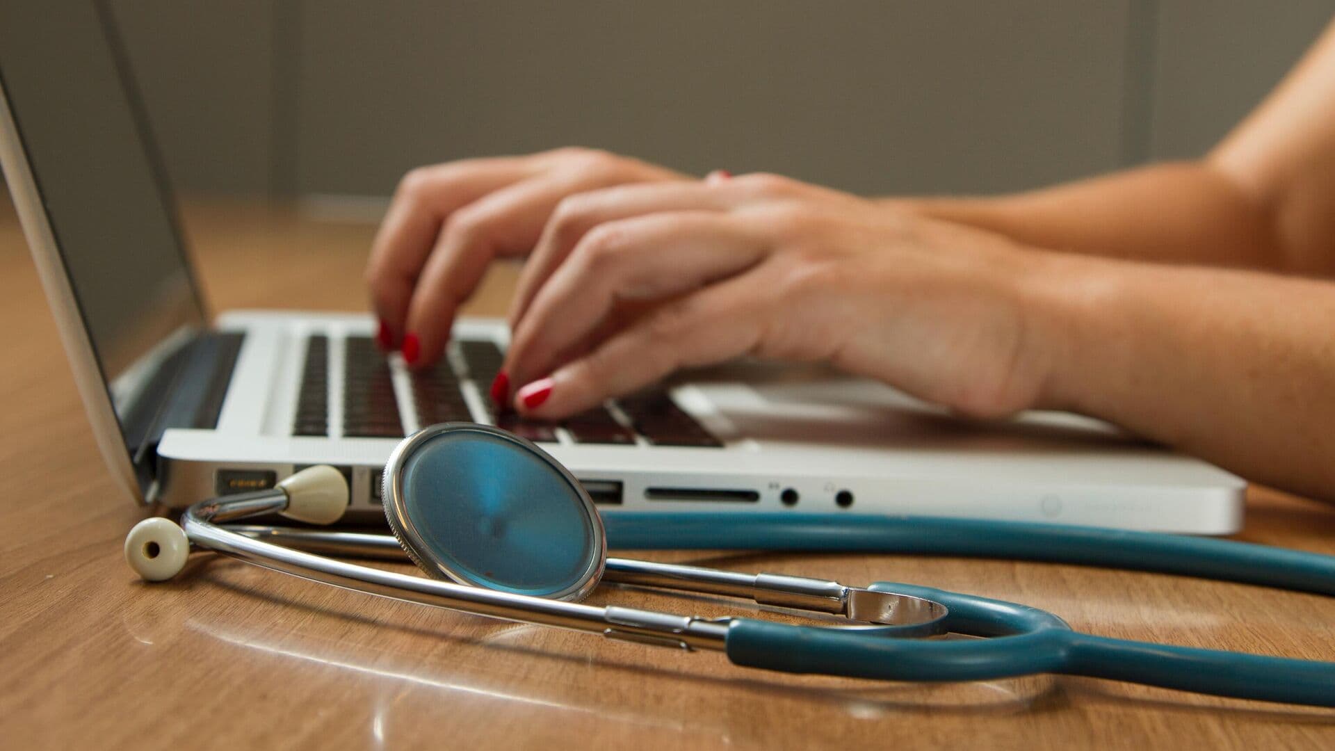 Путин поручил принять меры для освоения медработниками навыков работы с ИИ