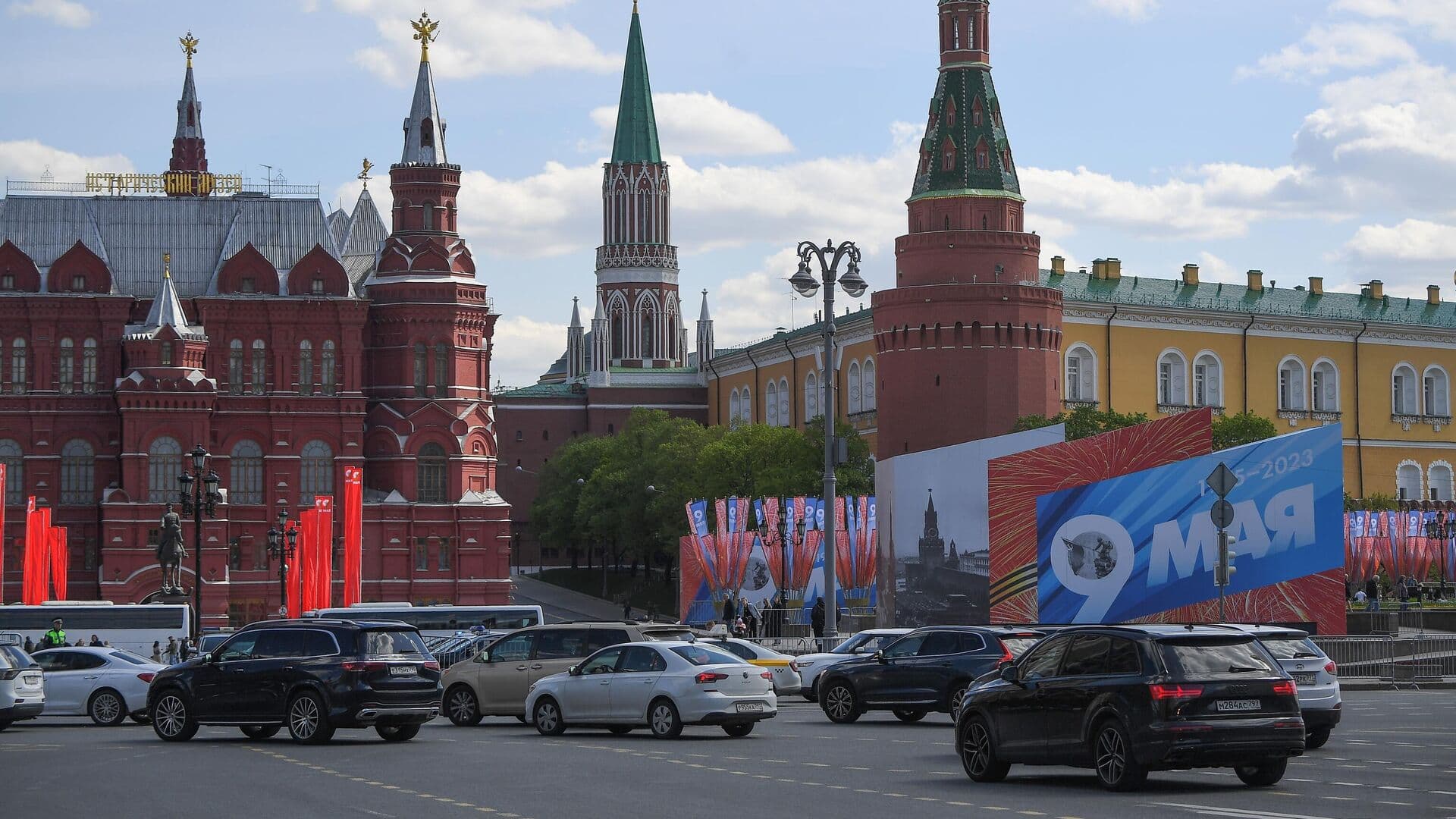 На Красной площади начали монтировать трибуны к параду Победы