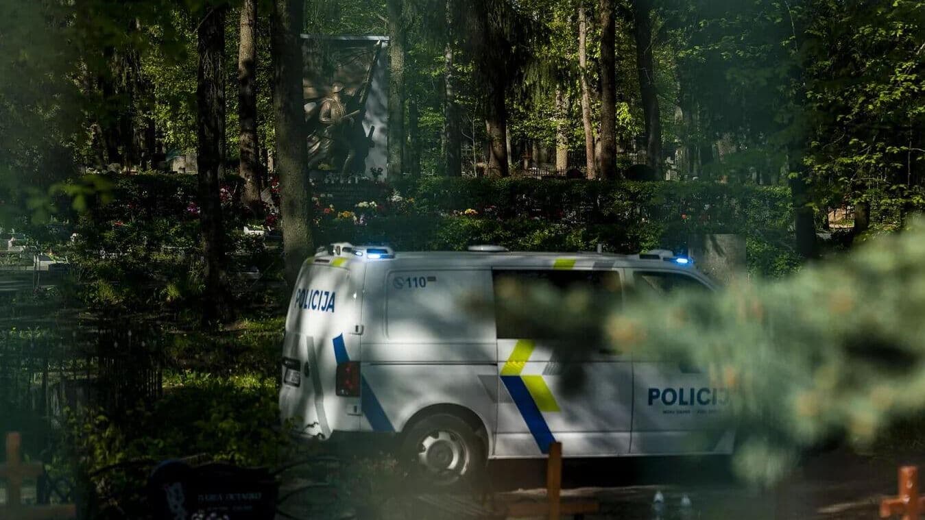 Полиция Латвии фиксирует на видео тех, кто чтит память погибших воинов ВОВ