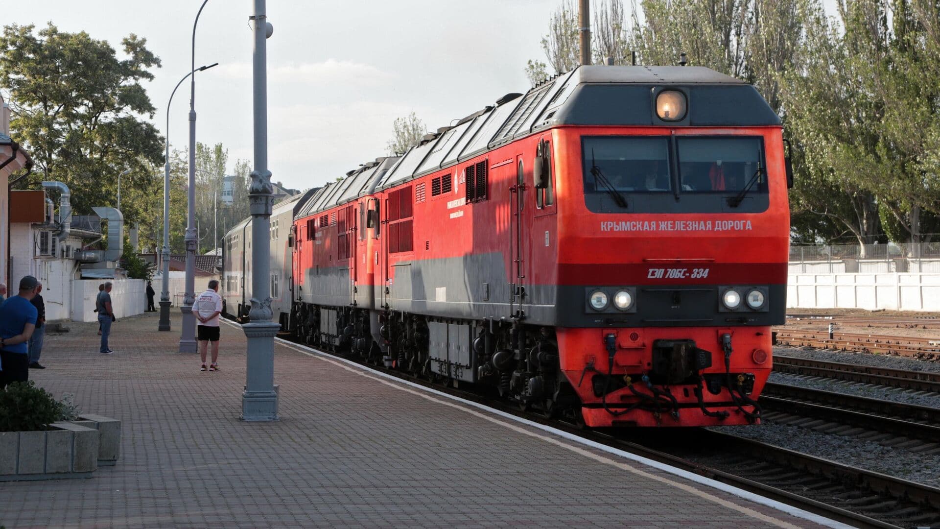 Десять поездов "Таврия" задерживаются в пути