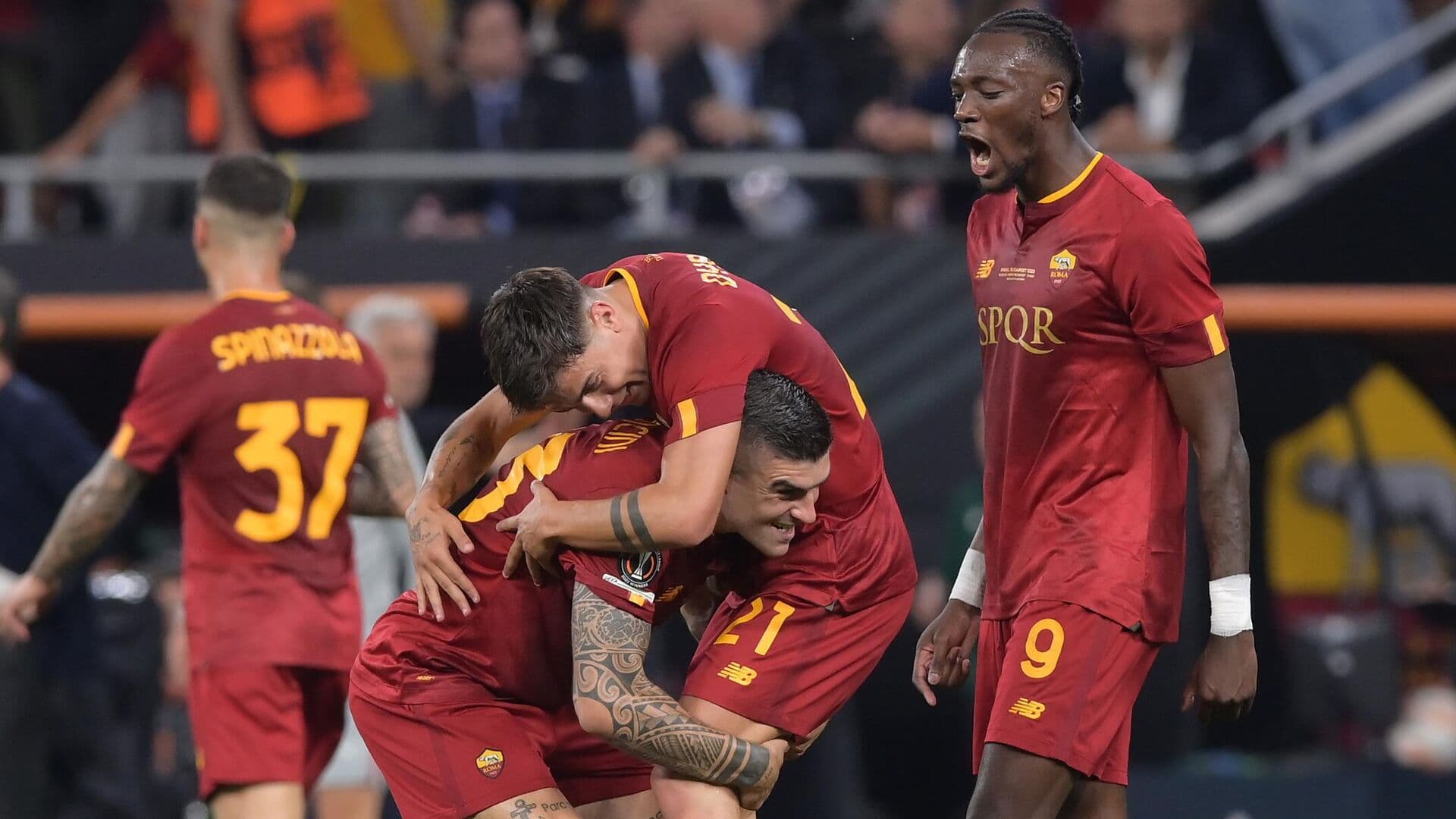 Вооруженные бандиты ограбили дом футболиста "Ромы", пишут СМИ