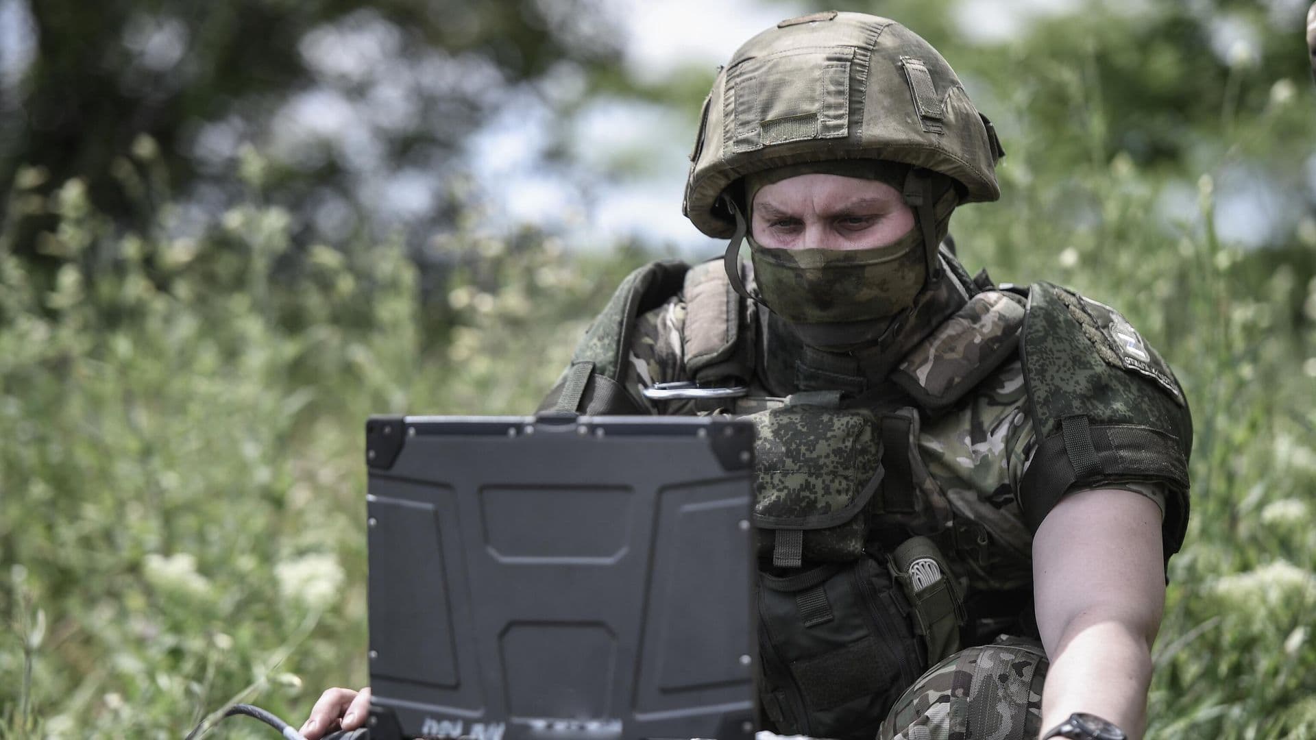 Российские дроны сбрасывают радиостанции боевикам ВСУ, желающим сдаться