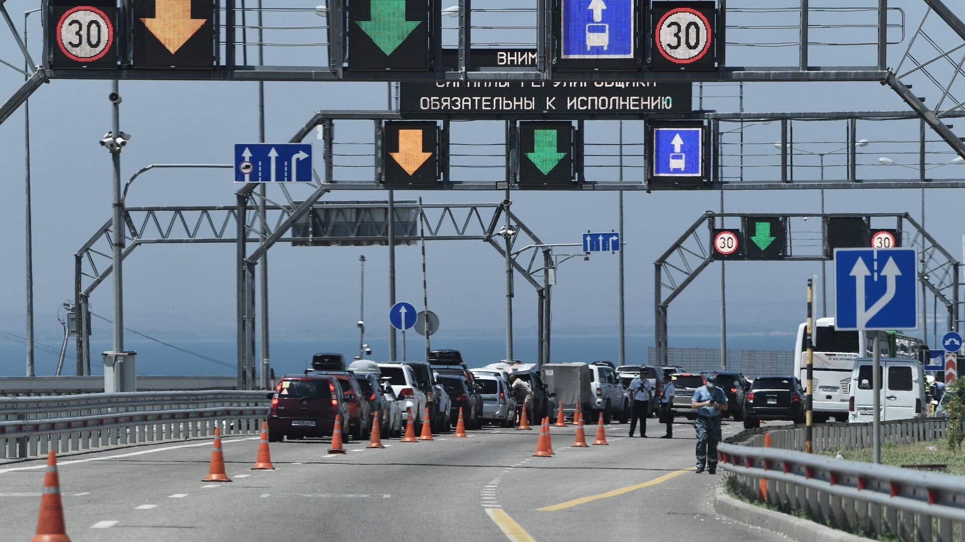 Движение автотранспорта по Крымскому мосту возобновили