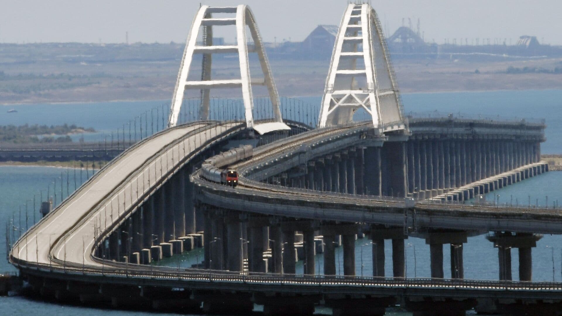 Из-за приостановки движения по Крымскому мосту задерживаются десять поездов