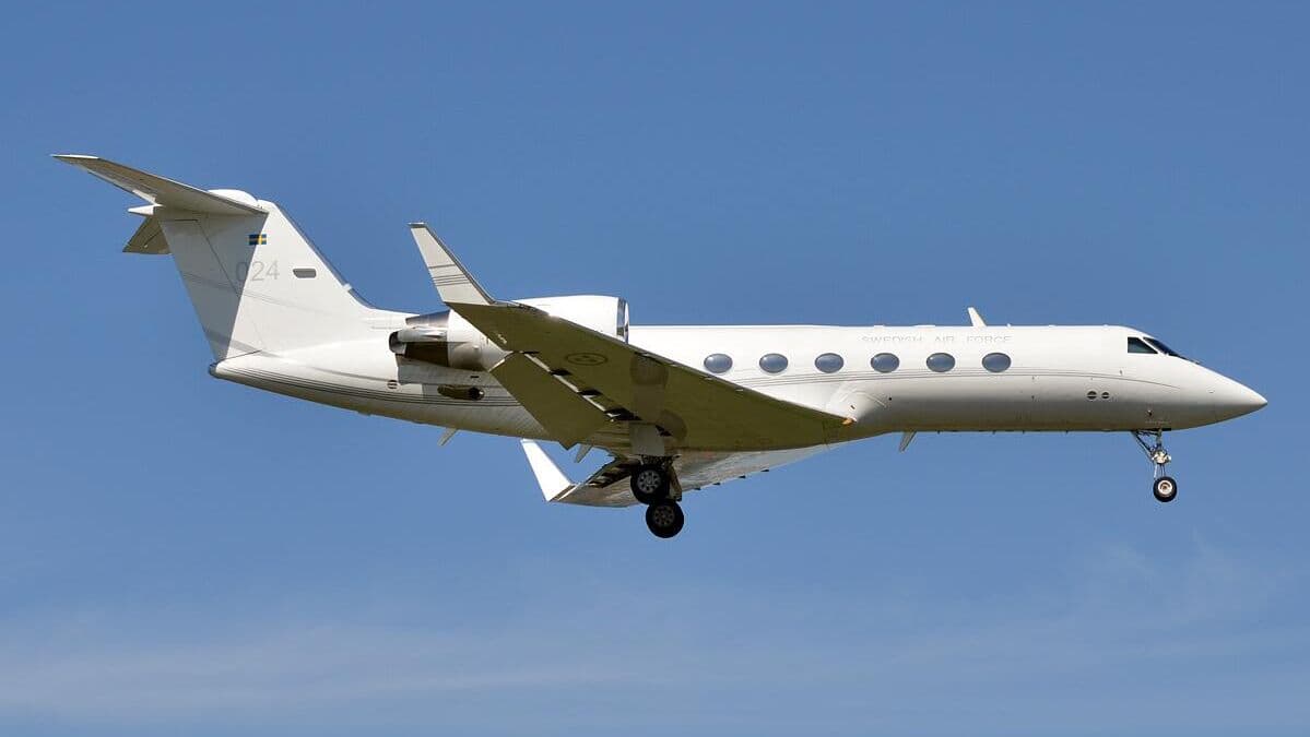 Самолет шведских ВВС ведет разведку вблизи границ России