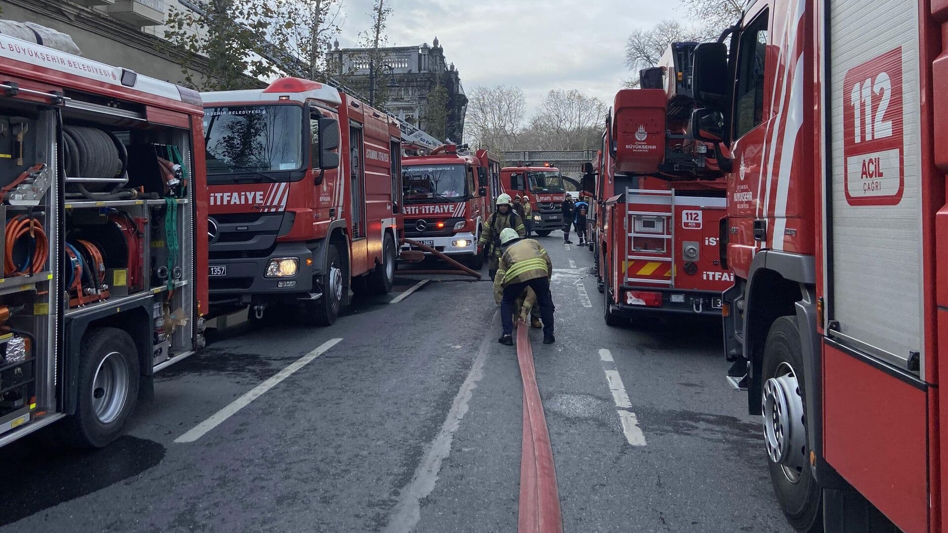 На верфи в Стамбуле загорелся сухогруз