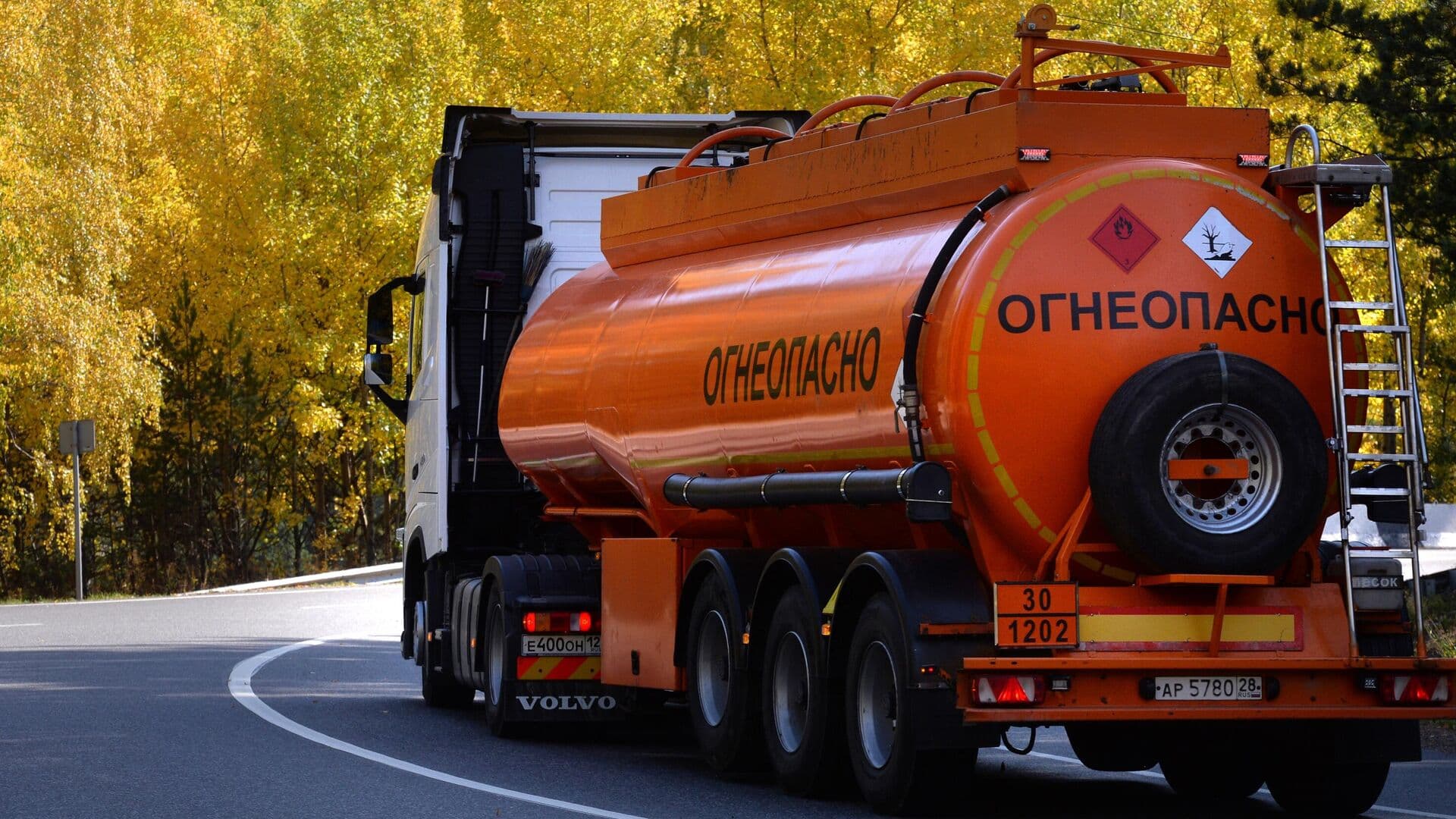 В Туве устраняют разлив дизельного топлива после опрокидывания бензовоза