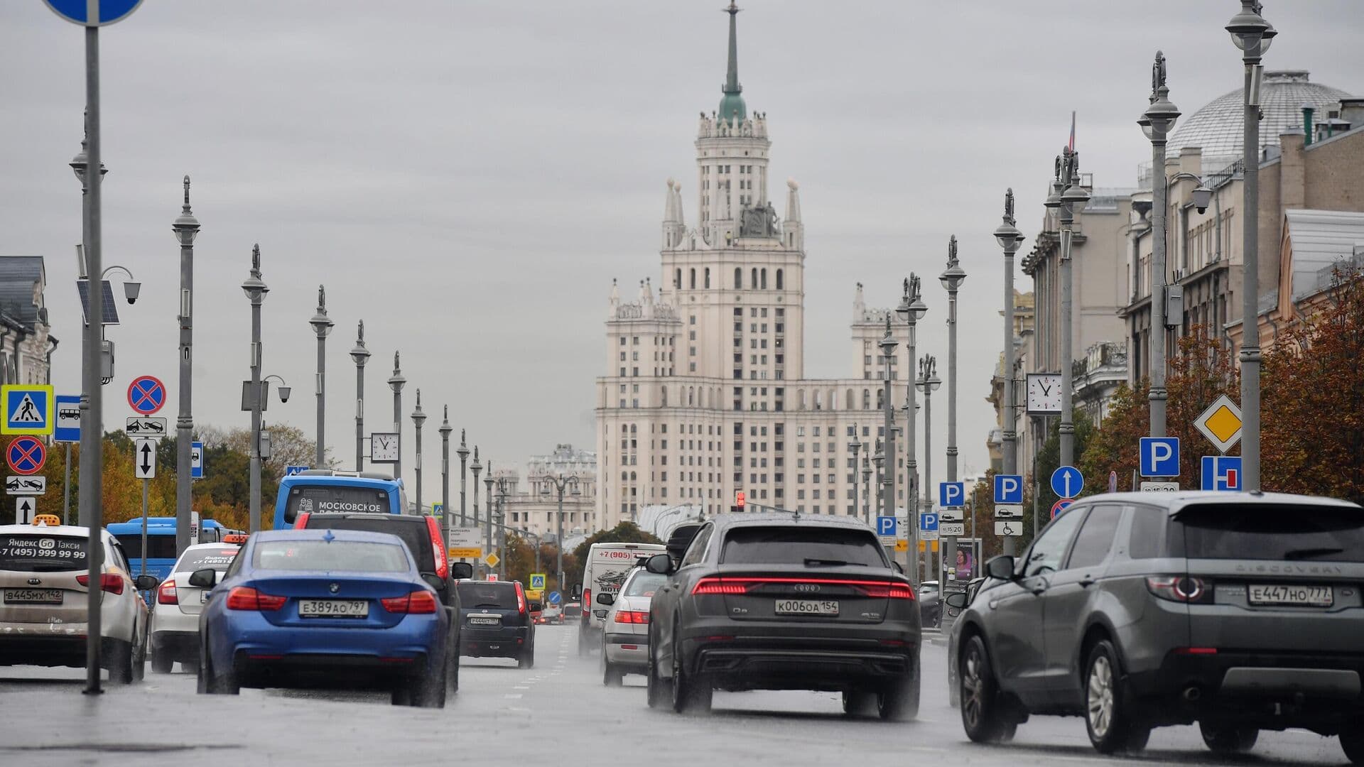 Дептранс напомнил москвичам правила дорожного движения в непогоду