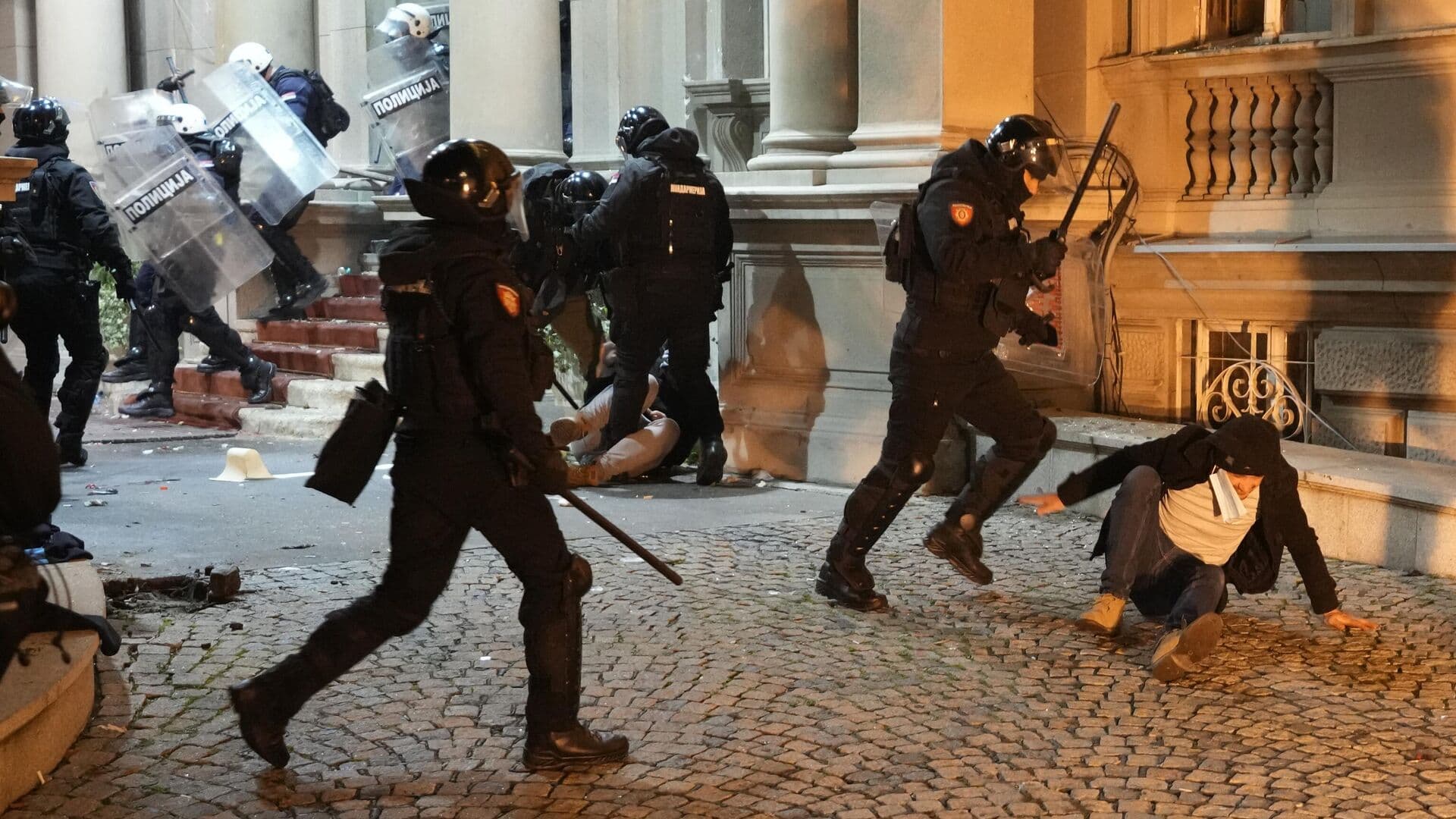 Власти Сербии обвинили демонстрантов в попытке сымитировать звуковую пушку