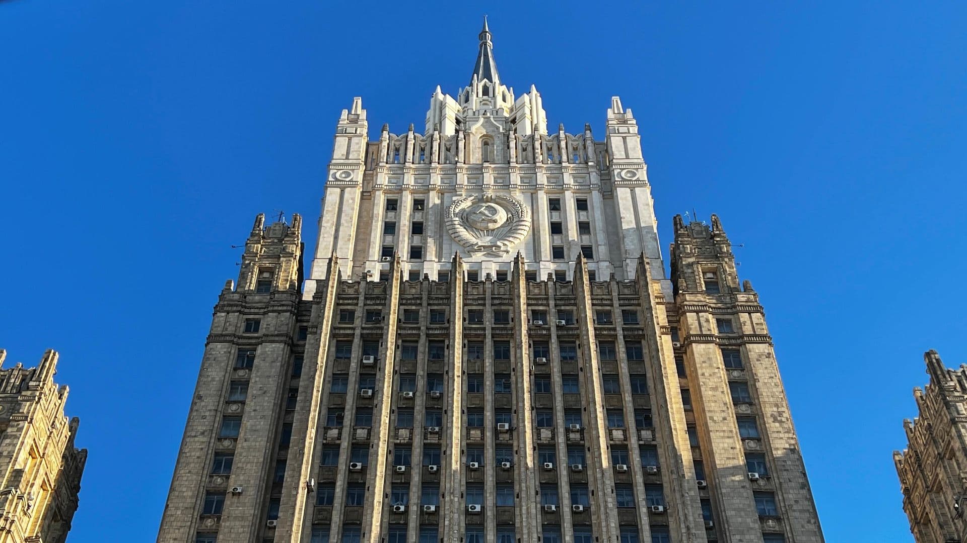 Москва ответит на высылку сотрудника посольства из Румынии, заявили в МИД