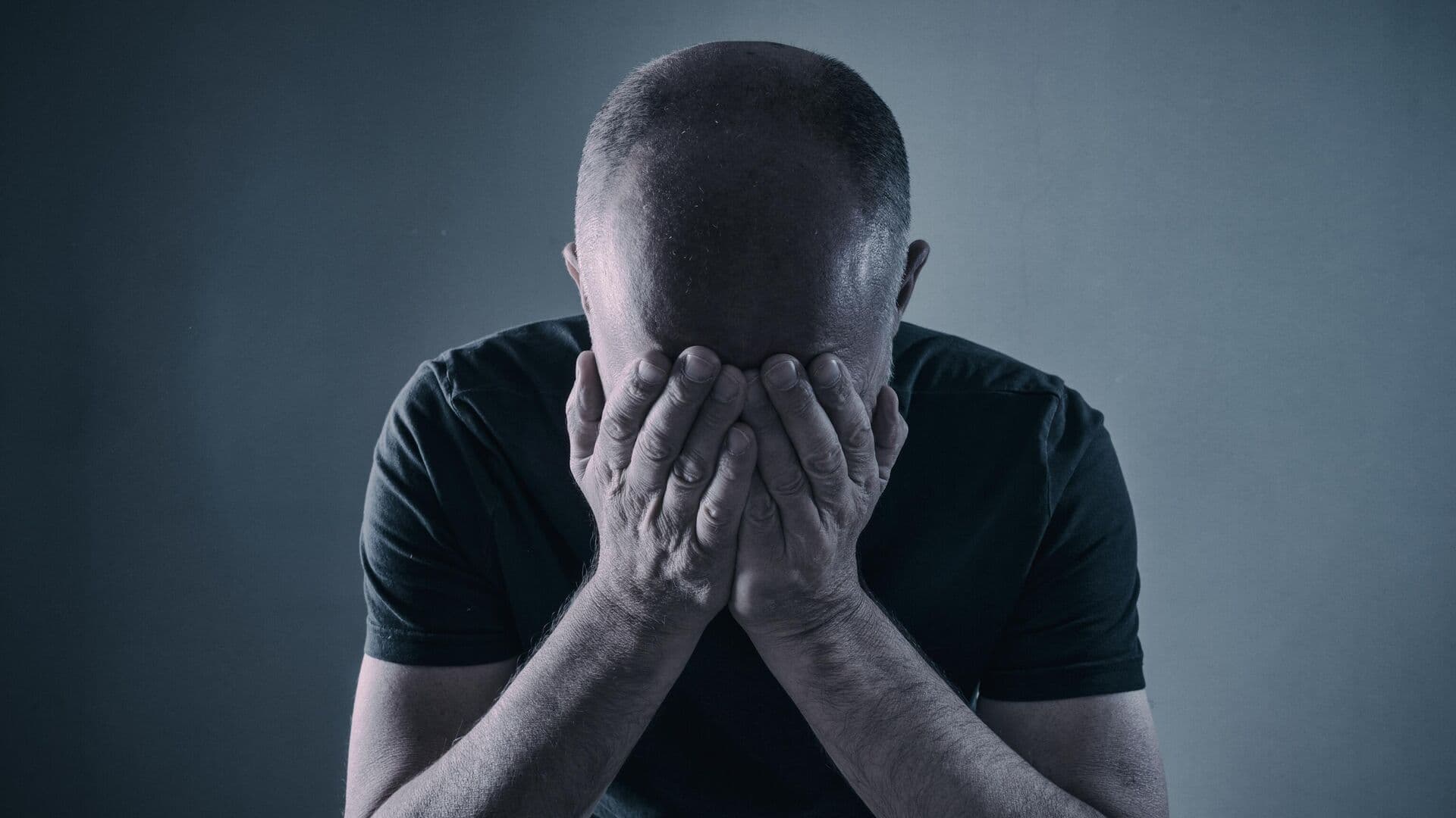 Психиатр рассказал, в каком возрасте человек больше подвержен депрессии