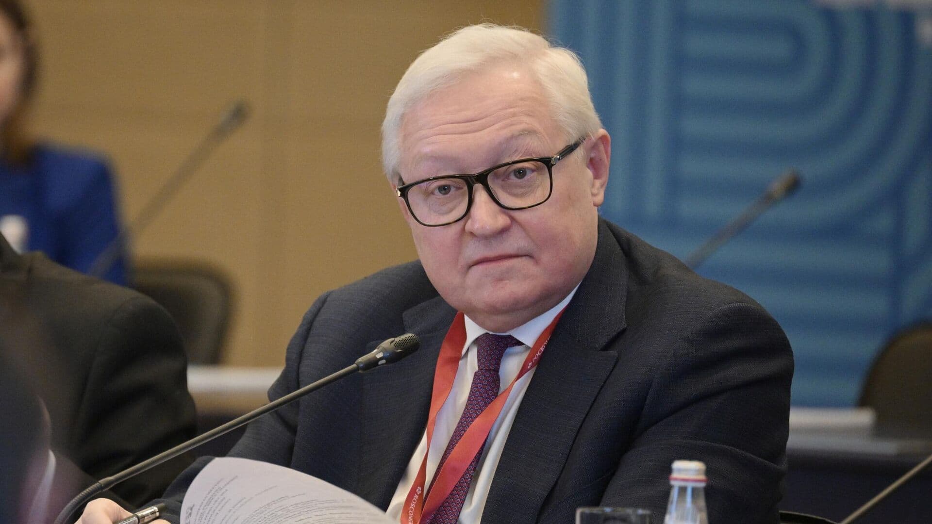 В Москве не драматизируют ситуацию с отсутствием посла США, заявил Рябков