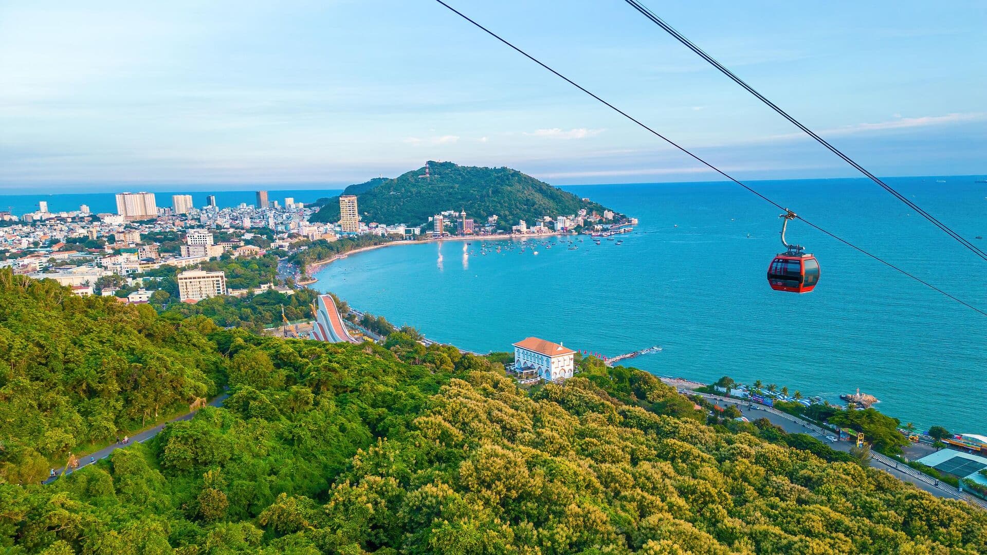Туристов из России предупредили об опасности вьетнамских сколопендр и медуз