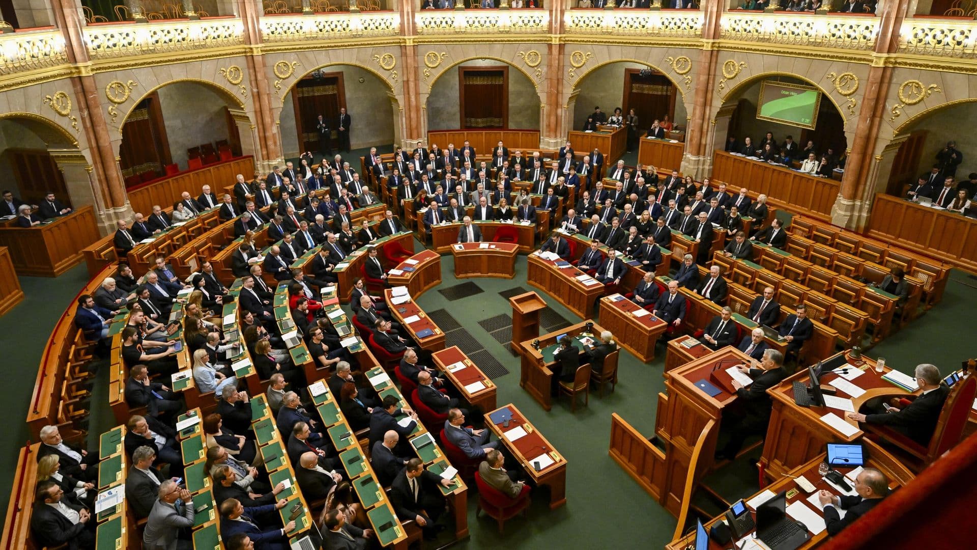 Парламент Венгрии прервал заседание из-за перепалки Мадьяра с депутатом