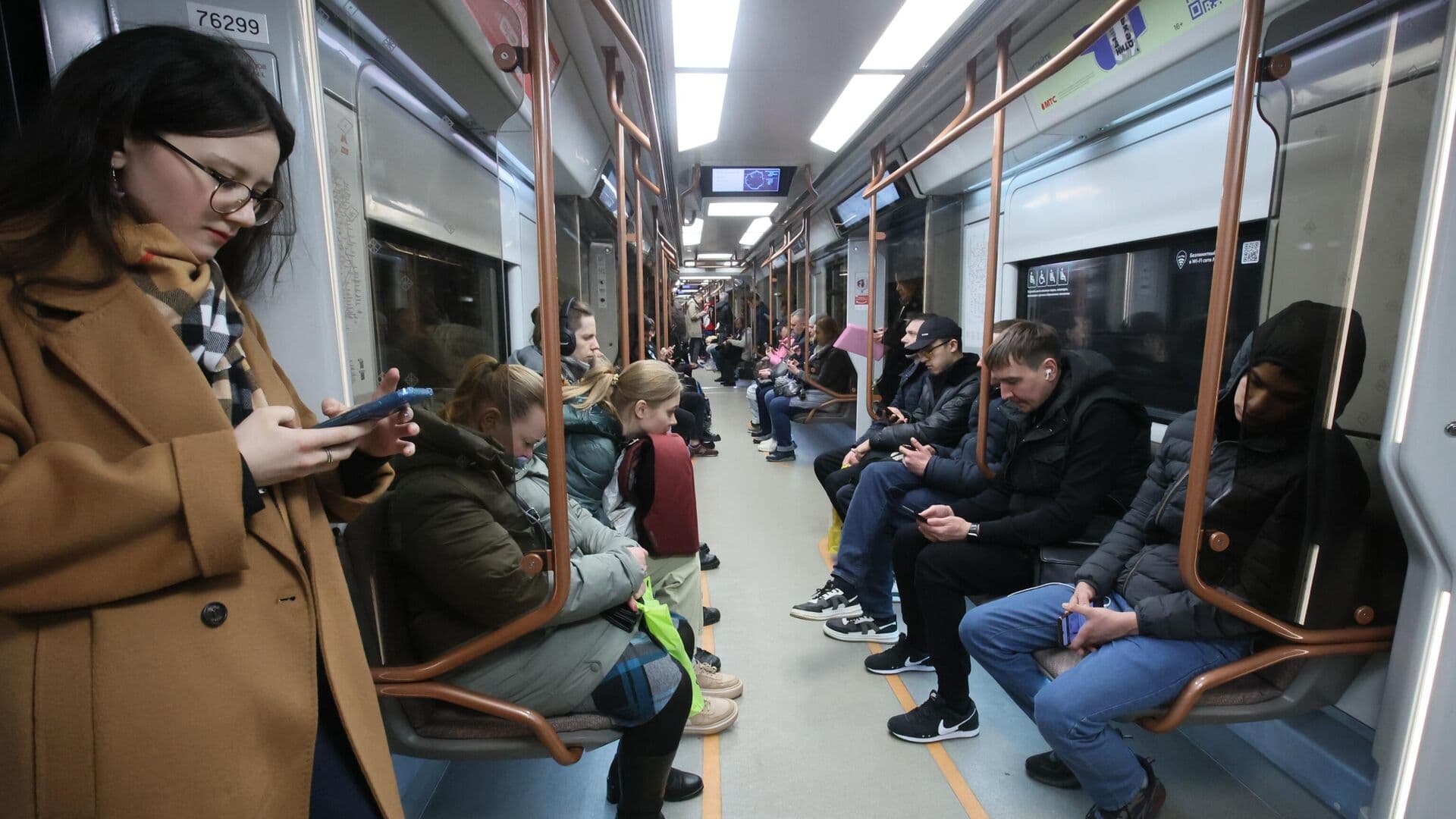 Юрист рассказал, что грозит за грязную одежду в метро