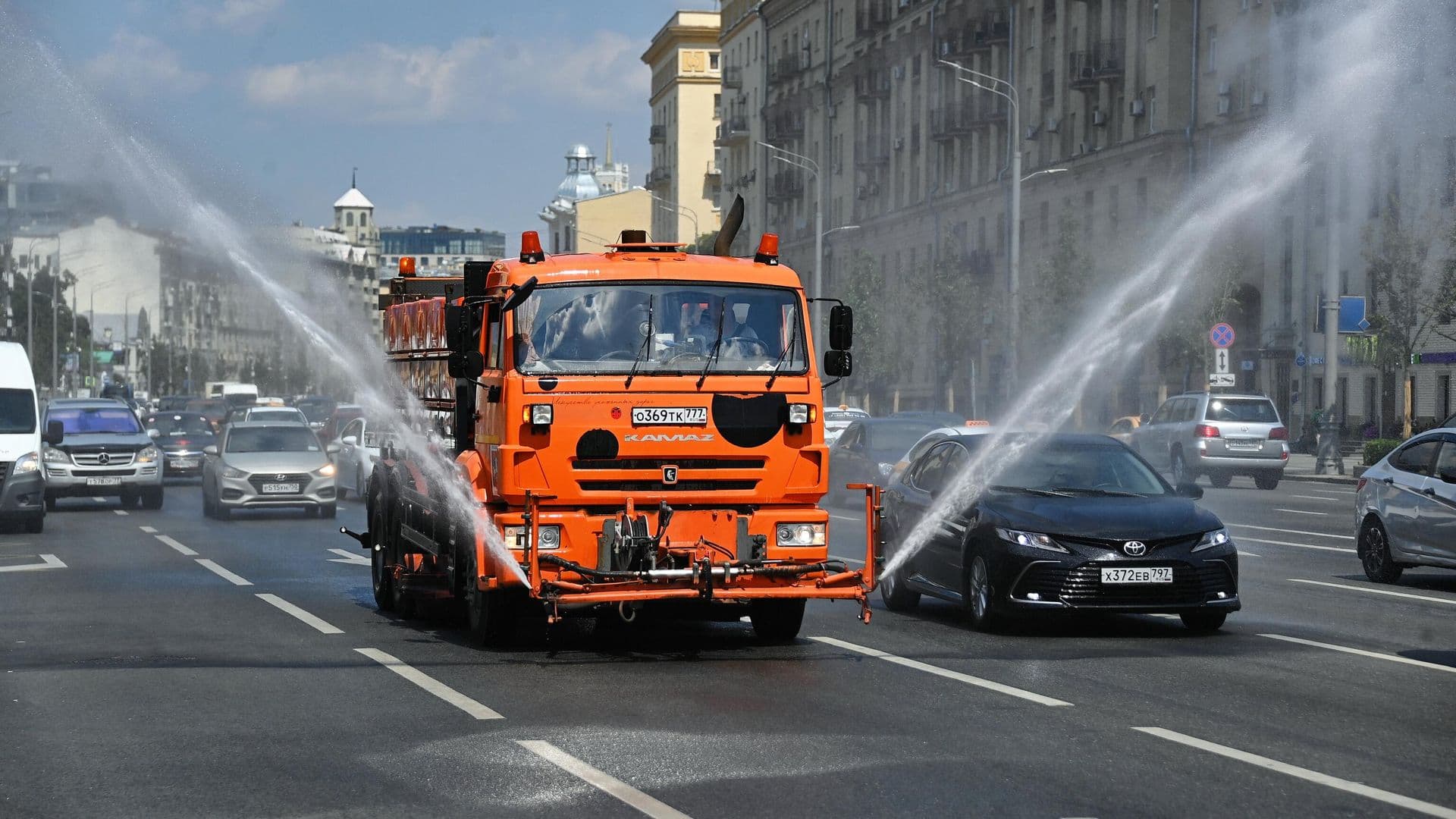 Москвичей призвали не оставлять детей и животных в жару в салоне автомобиля