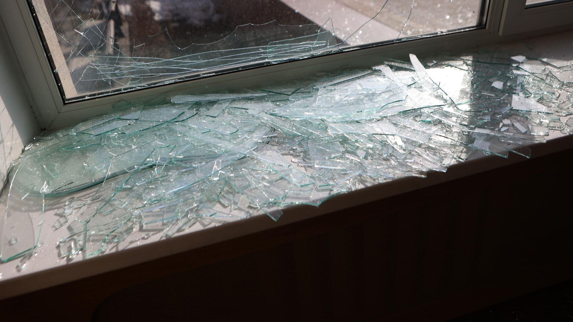 В Севастополе десять многоэтажек и пять частных домов получили повреждения