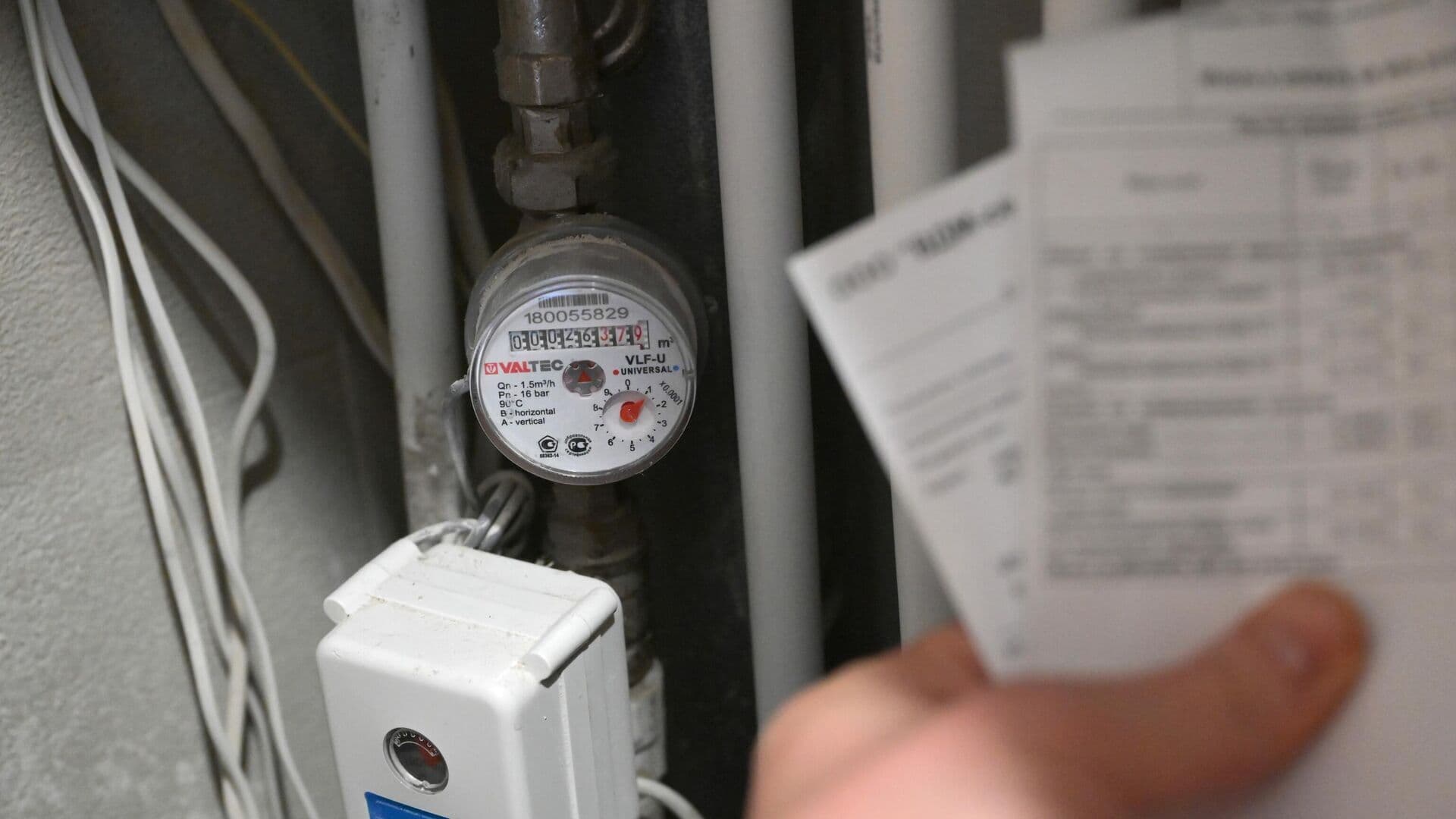 Юрист оценил возможность отключения воды во всем доме из-за долгов соседей