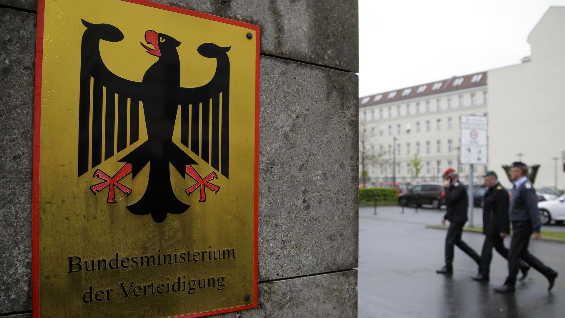 Премьер Баварии выступил за скорейшее возвращение в ФРГ службы по призыву