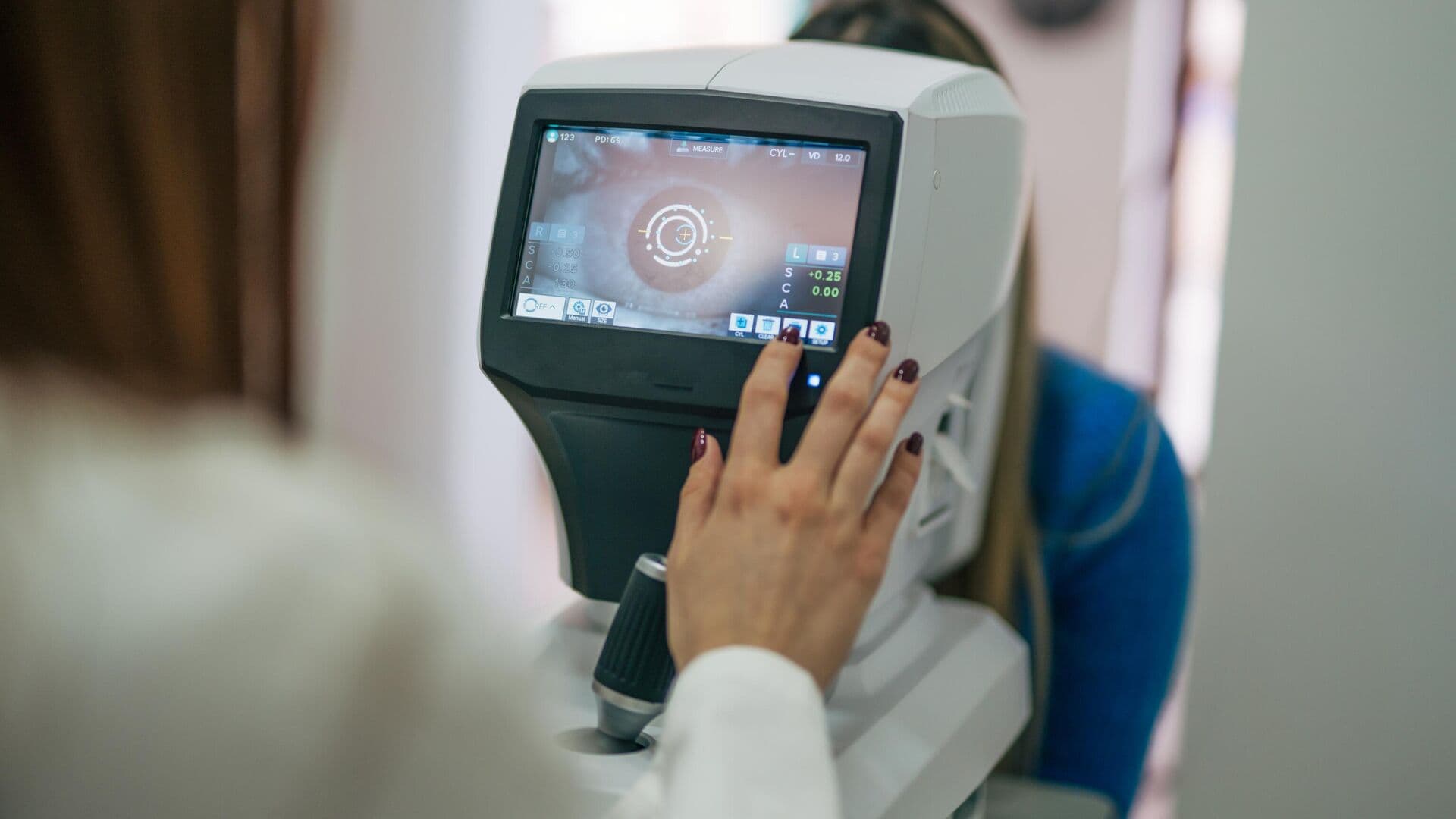 Офтальмолог рассказал, из-за каких привычек можно потерять зрение