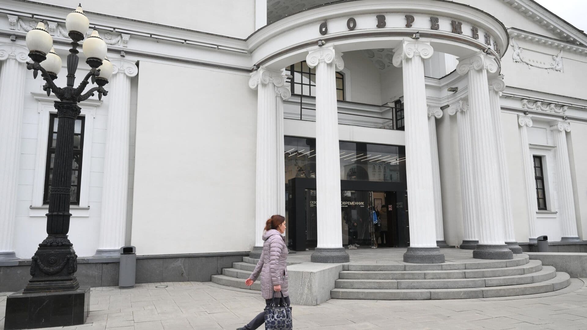 Путин наградил коллектив московского театра "Современник"