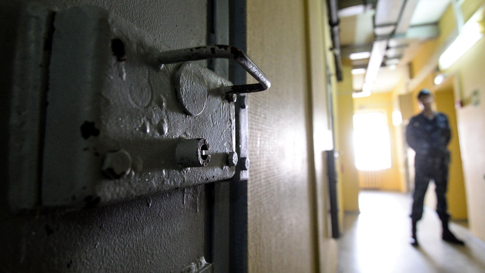 Начальника челябинской колонии заподозрили в получении взятки от осужденных