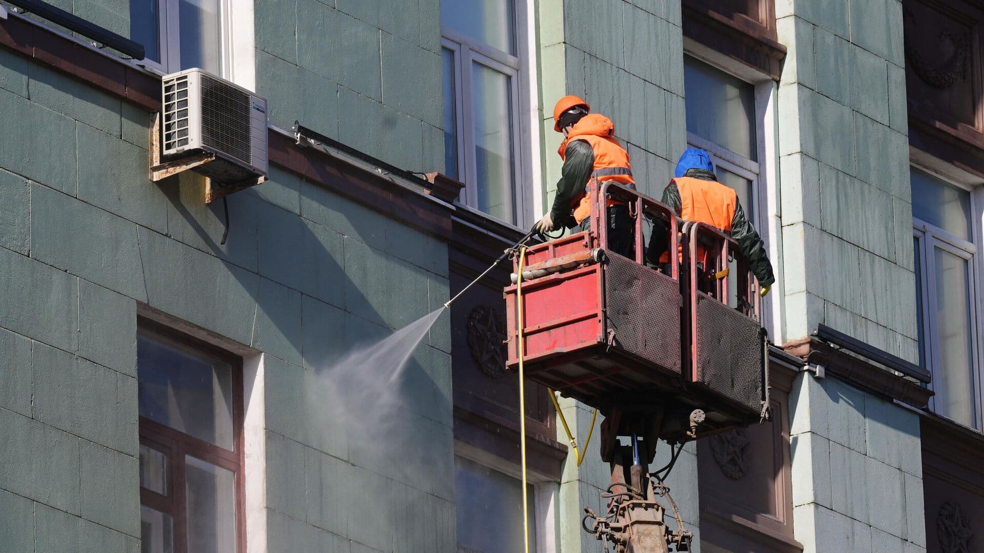 В Москве пройдут масштабные работы по промывке фасадов зданий