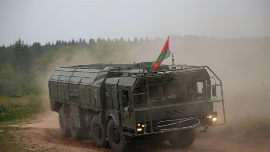 Белорусские военные отработали получение спецснарядов для "Искандера-М"
