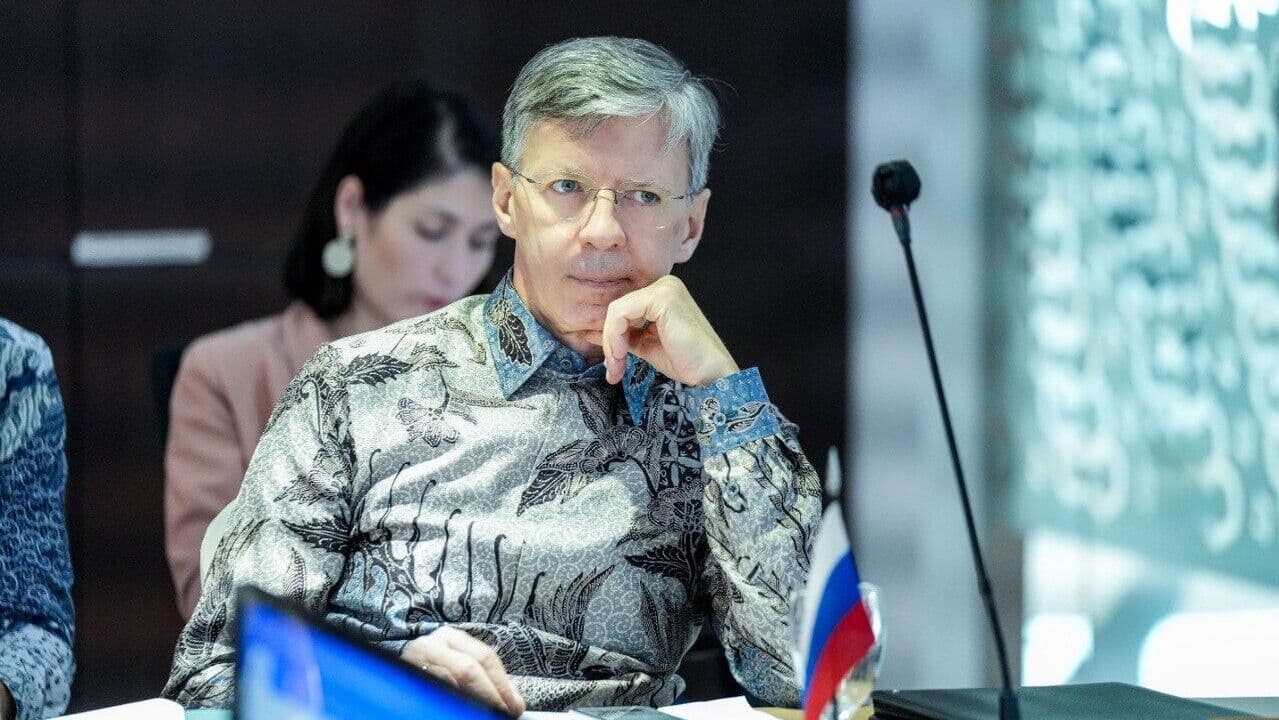 Запад затягивает Азию в военно-политические механизмы, заявил дипломат
