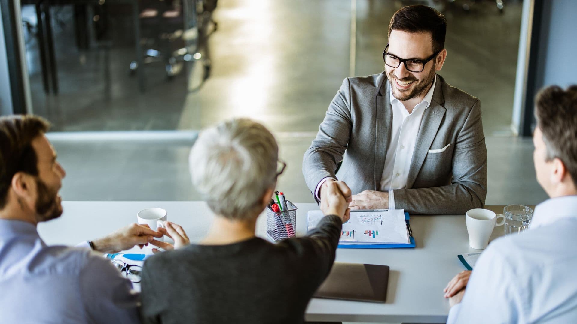 На Западе массово продают карьерные привороты из-за стагнации рынка труда