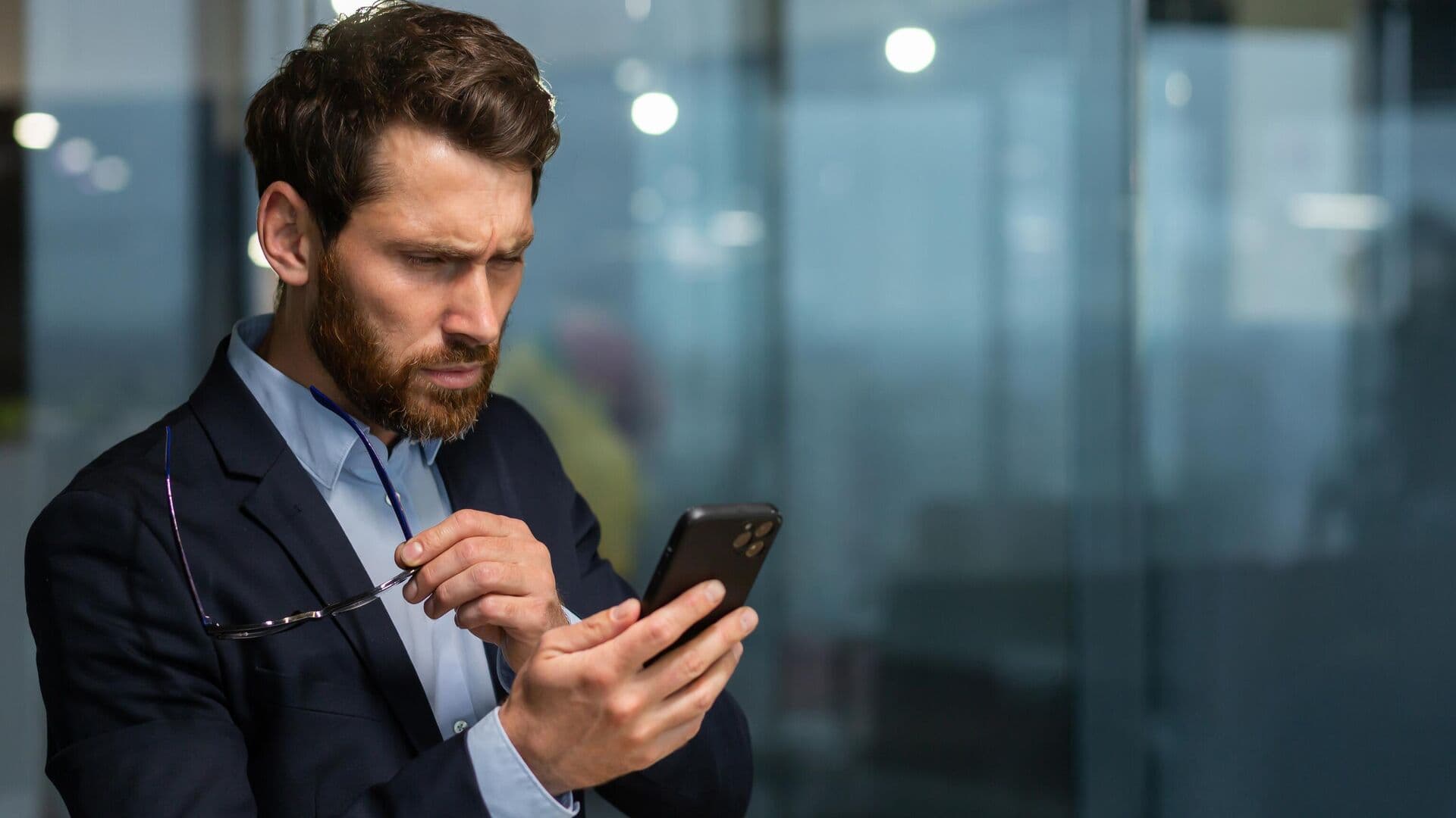 Shorts и Reels провоцируют "ложную близорукость", предупредил врач