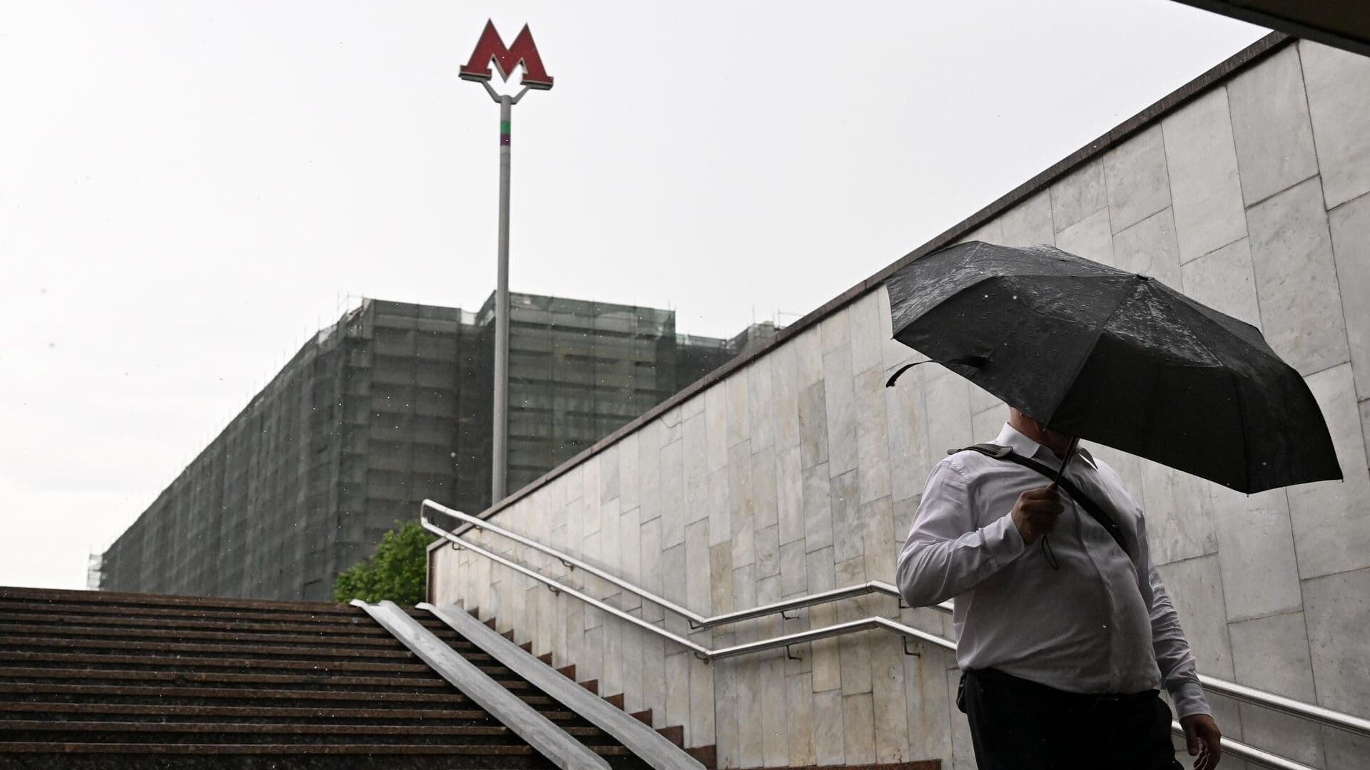 Навесы "сухие ноги" обустроили у метро "Славянский бульвар" в Москве