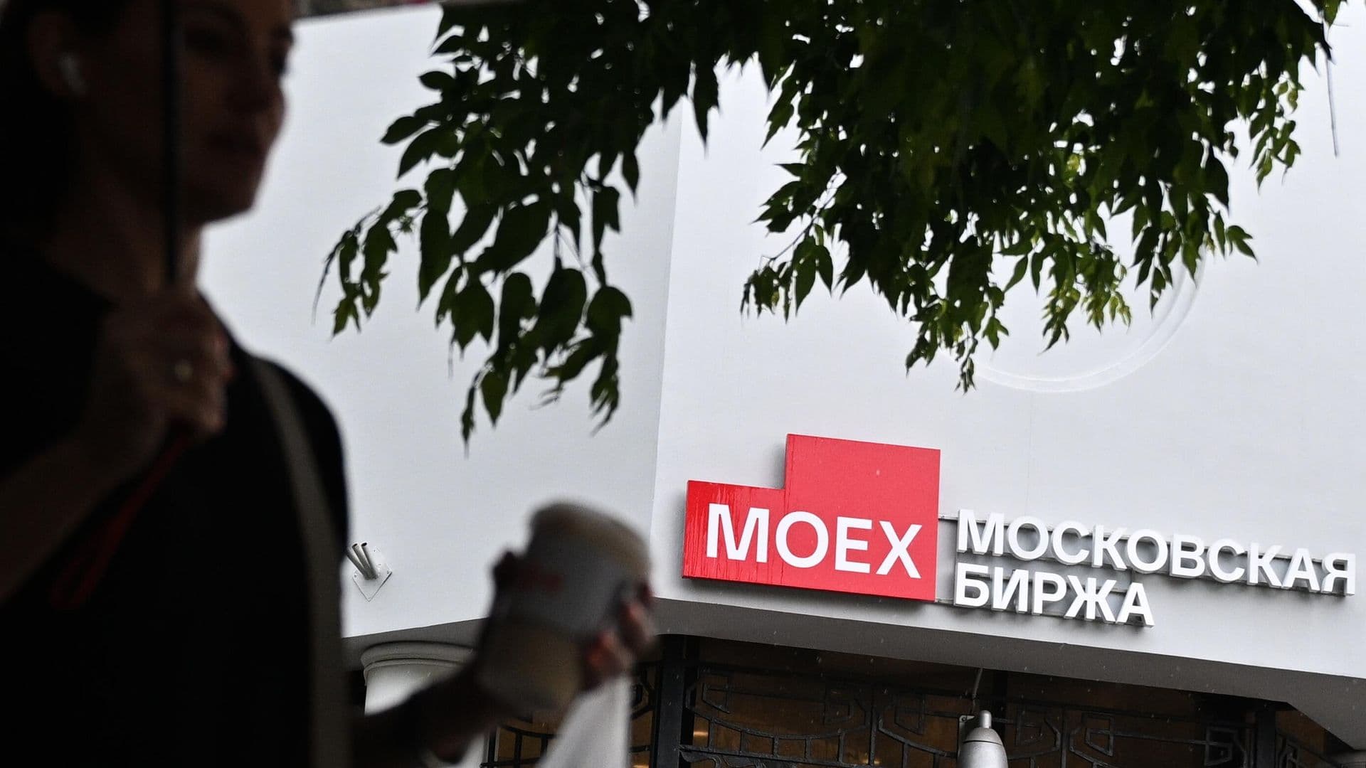 ЕС введет санкции против московской биржи, пишет Reuters