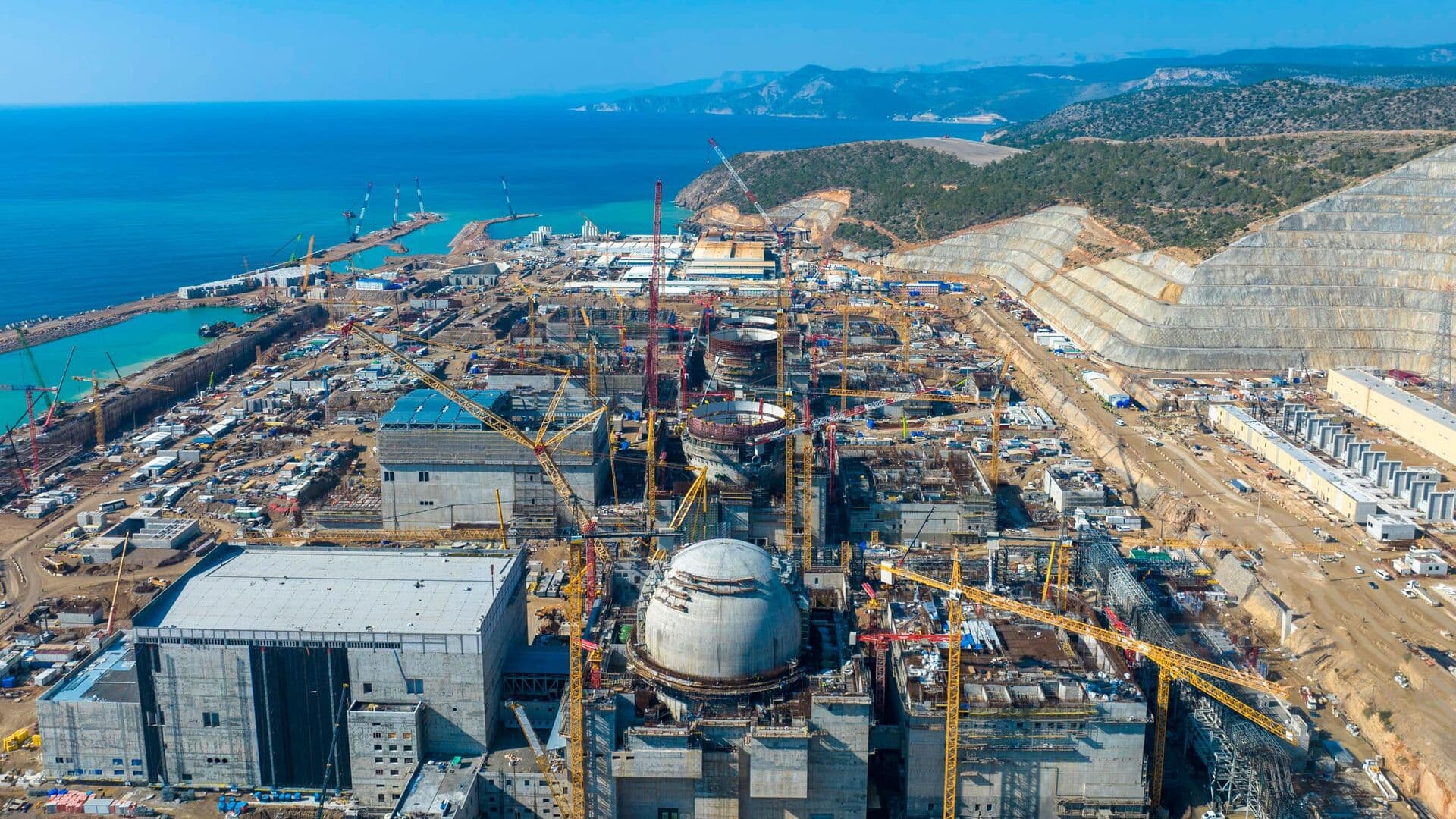 Дипломат рассказал о ходе строительства первого реактора АЭС "Аккую"