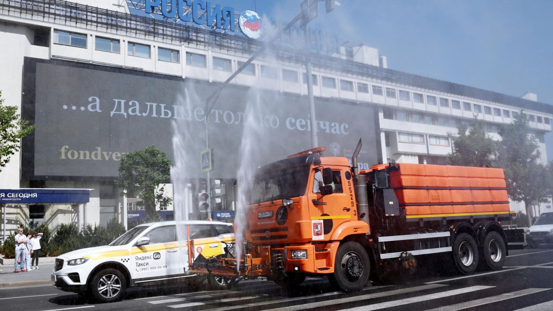 Москвичей призвали не оставлять детей в салоне автомобиля в жару