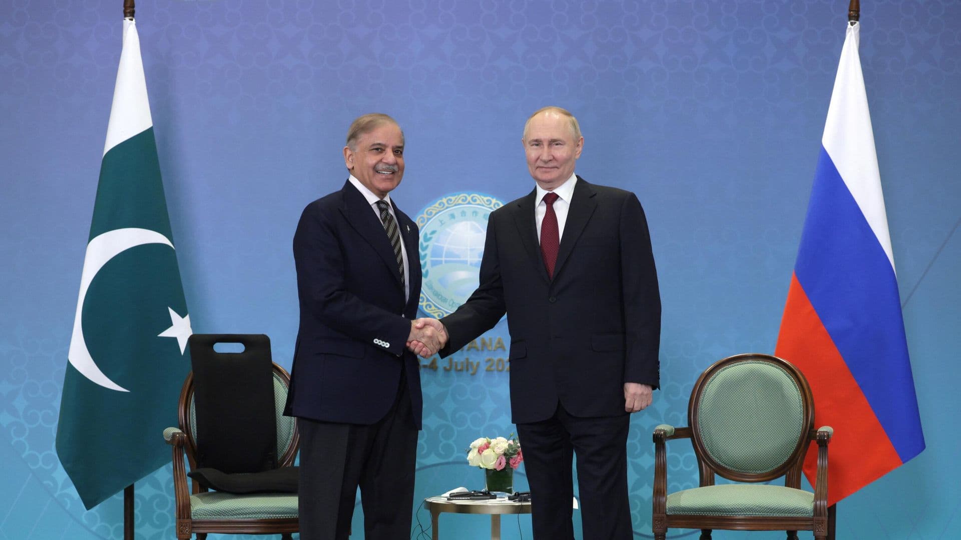 Путин в Бишкеке кратко побеседовал с премьером Пакистана