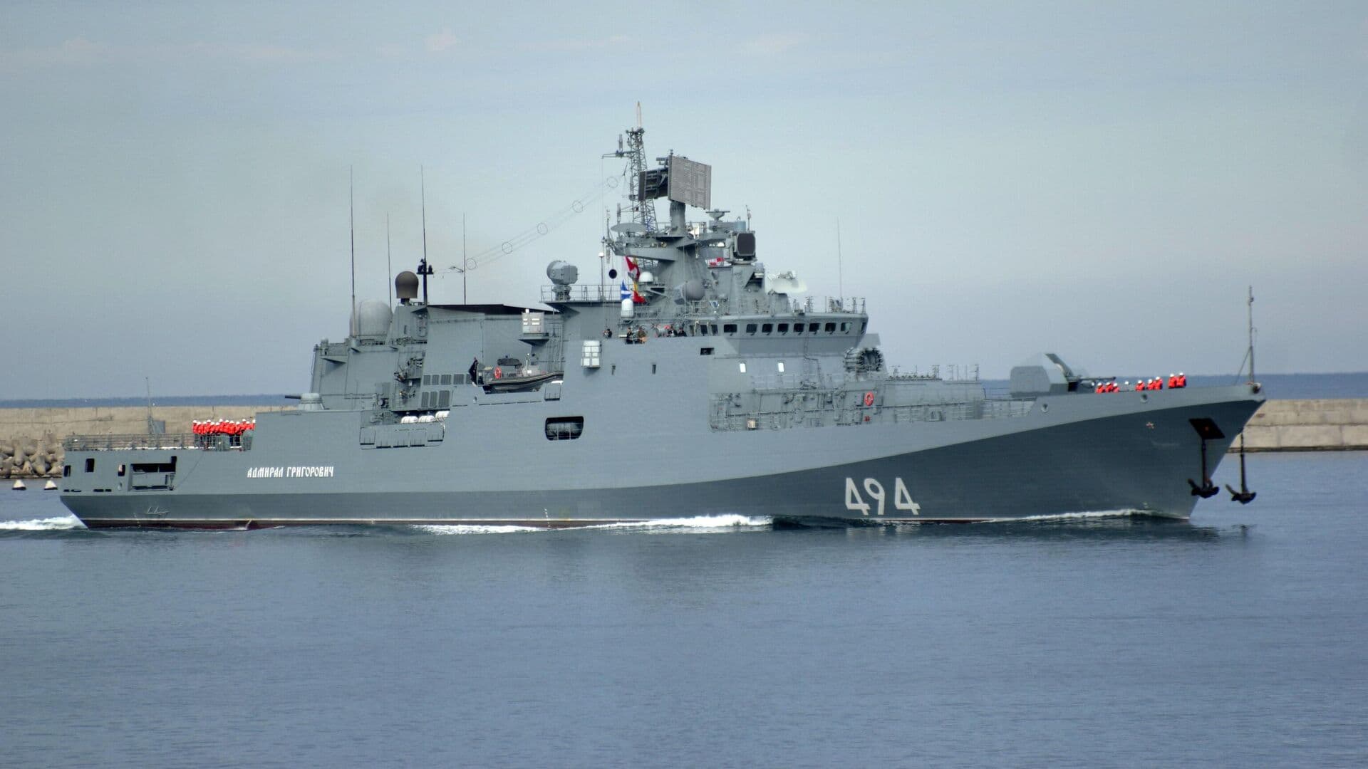 Британская яхта изменила курс после упредительной стрельбы