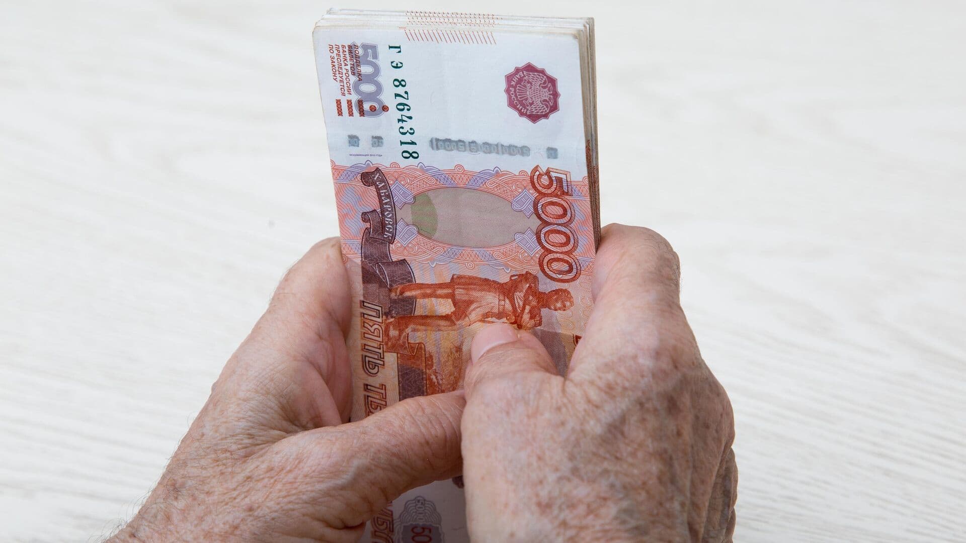 Стал известен средний размер пенсии работающих россиян