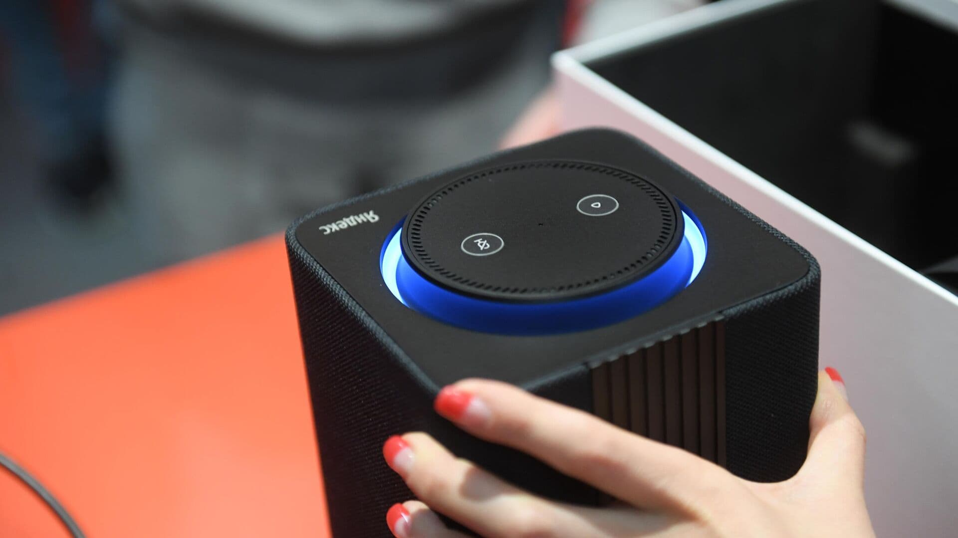 "Алиса" ни разу не подвергалась взлому хакеров, заявили в "Яндексе"