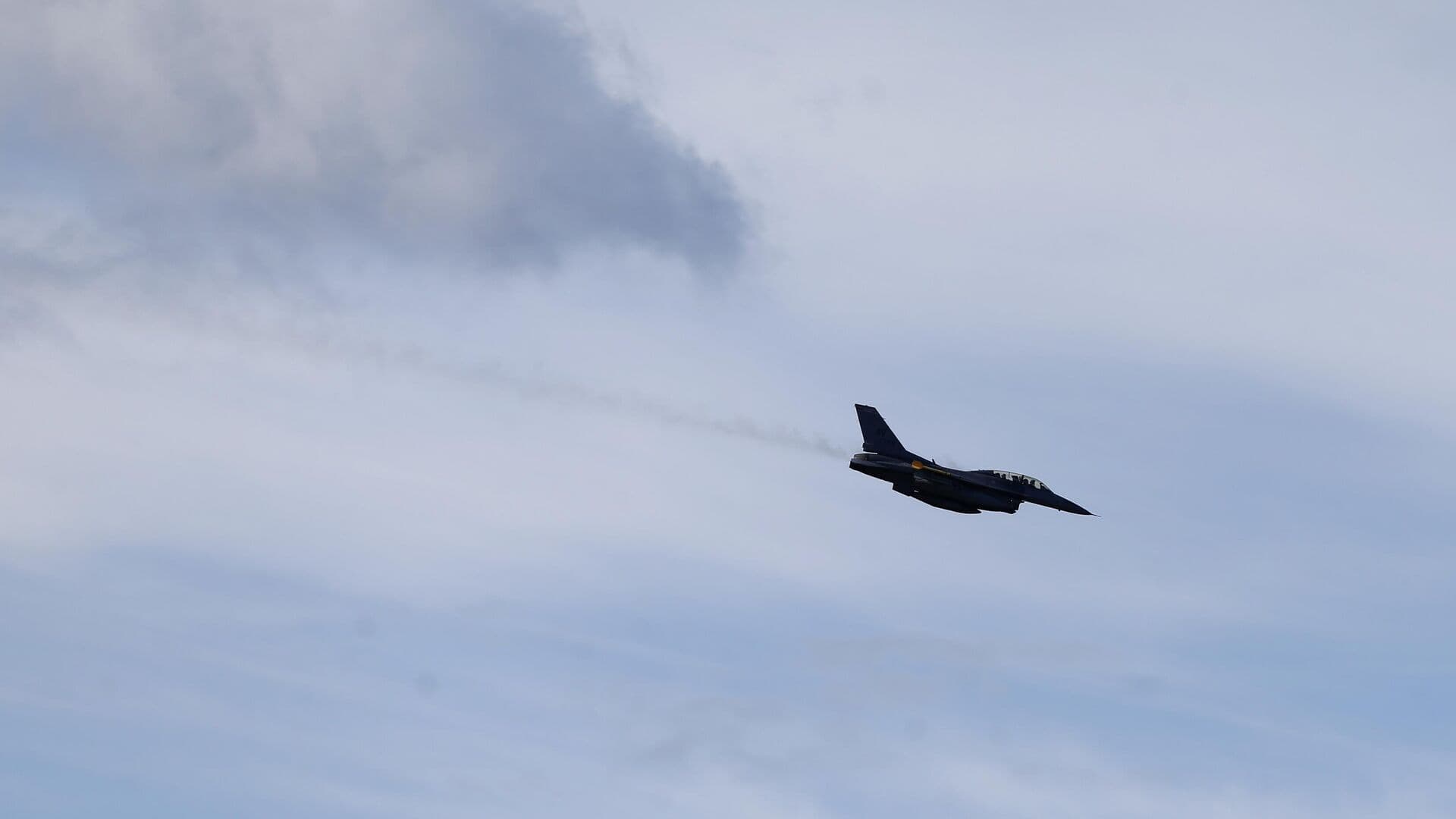 Истребитель F-16 загорелся и аварийно сел на острове в Греции